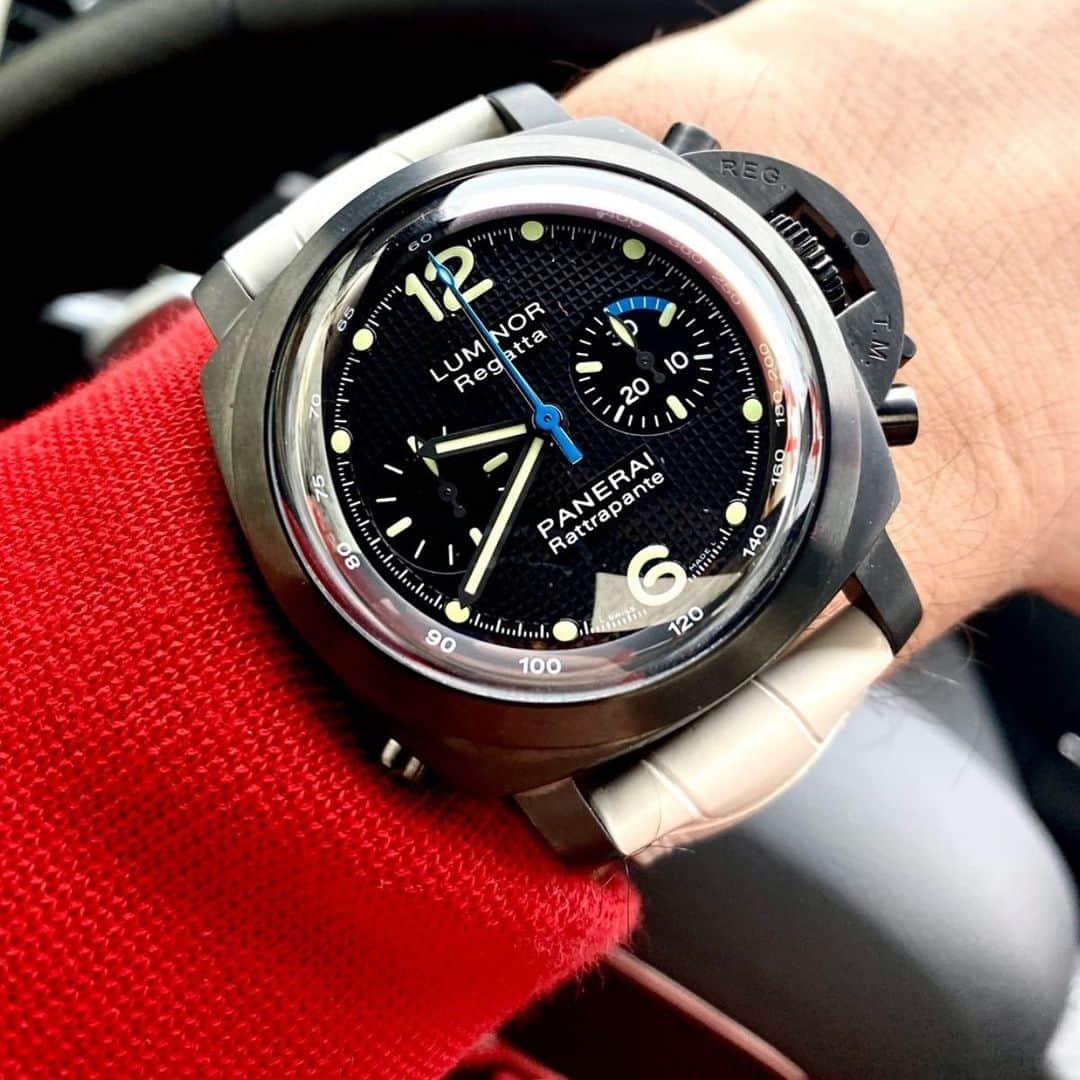 パネライのインスタグラム：「Love the white strap black watch combo on this #Panerai #PAM332 Luminor Marina Rattrapante Special Edition. This piece came out in 2009 and is a 44mm 1950’s Regatta Chrono with a PVD steel case and black Hobnail dial. There were only 500 of these watches made.  pic by @watchcollectornyc @PaneraiCentral」