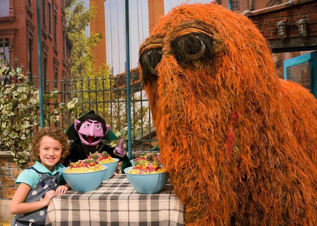 セサミストリートさんのインスタグラム写真 - (セサミストリートInstagram)「Celebrating Spaghetti Day with some outdoor dining on Sesame Street! ❤ • • • #sesamestreet #snuffleupagus #countvoncount #spaghetti #spaghettiday #outdoordining #pasta #pastalover #cookiemonster #elmo #bigbird」1月5日 3時23分 - sesamestreet