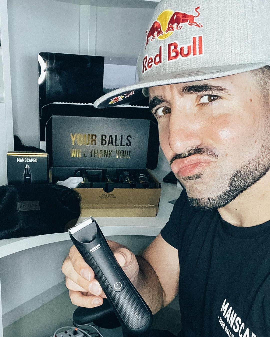 ショーン・ガルニエのインスタグラム：「Shaving my balls ⚽️⚽️😂😂 Get 20% OFF @manscaped + Free Shipping with promo code FOOT20 at MANSCAPED.com! #ad 🔹 30 Days to change my body, I had to take care of some part aswell .🤪 🔹 J’en avait besoin .... pour ma transformation. Commande ton pack 3.0 @manscaped avec le code FOOT20 , livraison gratuite .」