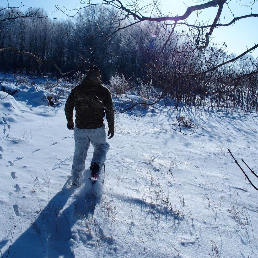 ワイルドシングスさんのインスタグラム写真 - (ワイルドシングスInstagram)「Walkin into Monday like...  #overwhites #snowshoeing #multicam #multicamalpine #snowcamo #socom #igmilita #hoarfrost」1月5日 3時35分 - wildthingsgear