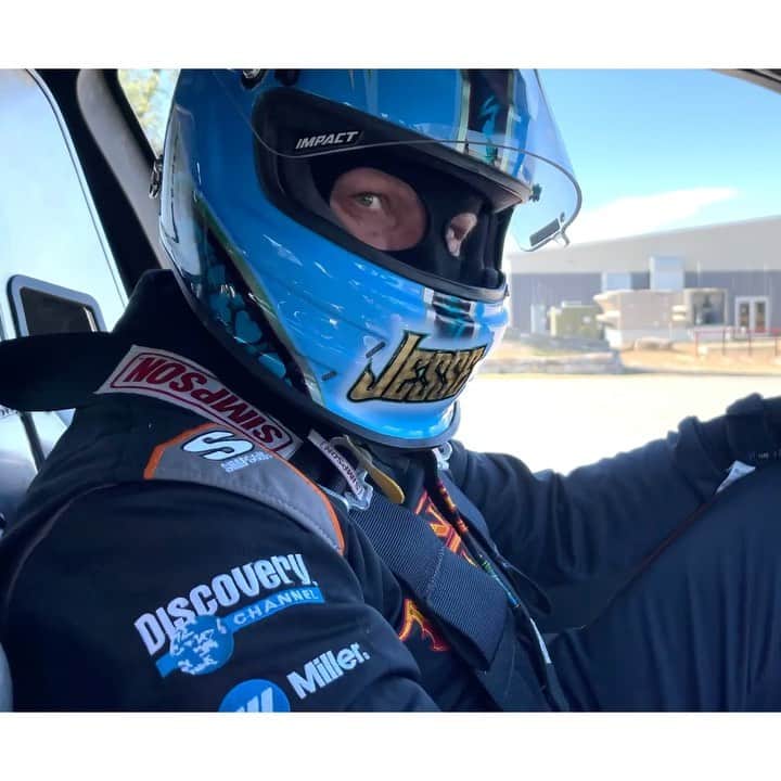 ウエストコーストチョッパーズのインスタグラム：「Ok Suckers!!  Let’s do it!  @officialmonstergarage on Monday Night!  Watch tonight on Discovery Channel at 8pm!  Or you can watch the First Three episodes NOW on:  ——> @discoveryplus <——-  Click Link in my BIO to download NOW 👉🏼  #jessejames」