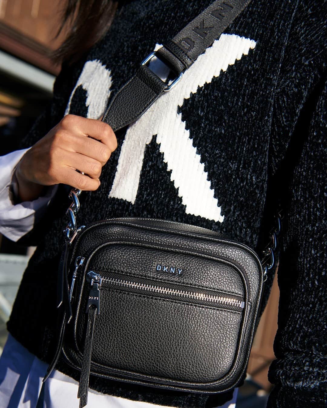 DKNYのインスタグラム：「A bag that can handle your hustle and grind. Tap to shop the Abby Camera Bag. #DKNYSTATEOFMIND」