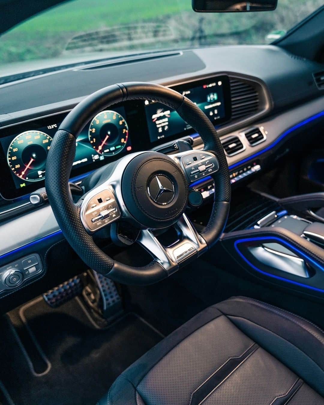 メルセデス・ベンツさんのインスタグラム写真 - (メルセデス・ベンツInstagram)「The Mercedes-AMG GLE Coupé with an interior on the ideal line. Like the new AMG steering wheel in Nappa leather with the distinctive 3-spoke design – performance that you’ll never want to give up.  📸 @stefanwall for #MBsocialcar #MercedesAMG #GLE #DrivingPerformance」1月5日 4時00分 - mercedesbenz