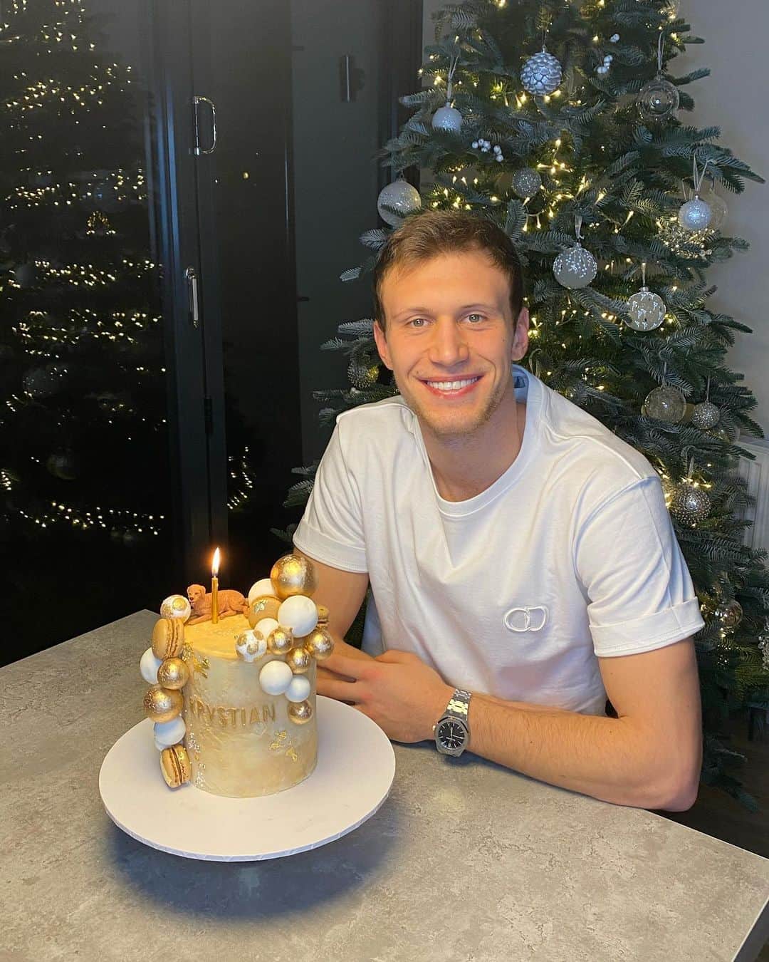 のインスタグラム：「Thank you very much for your all birthday wishes. I really appreciate it. I hope this year will bring more happiness and health. Thank you for your support! 🥳🎂」