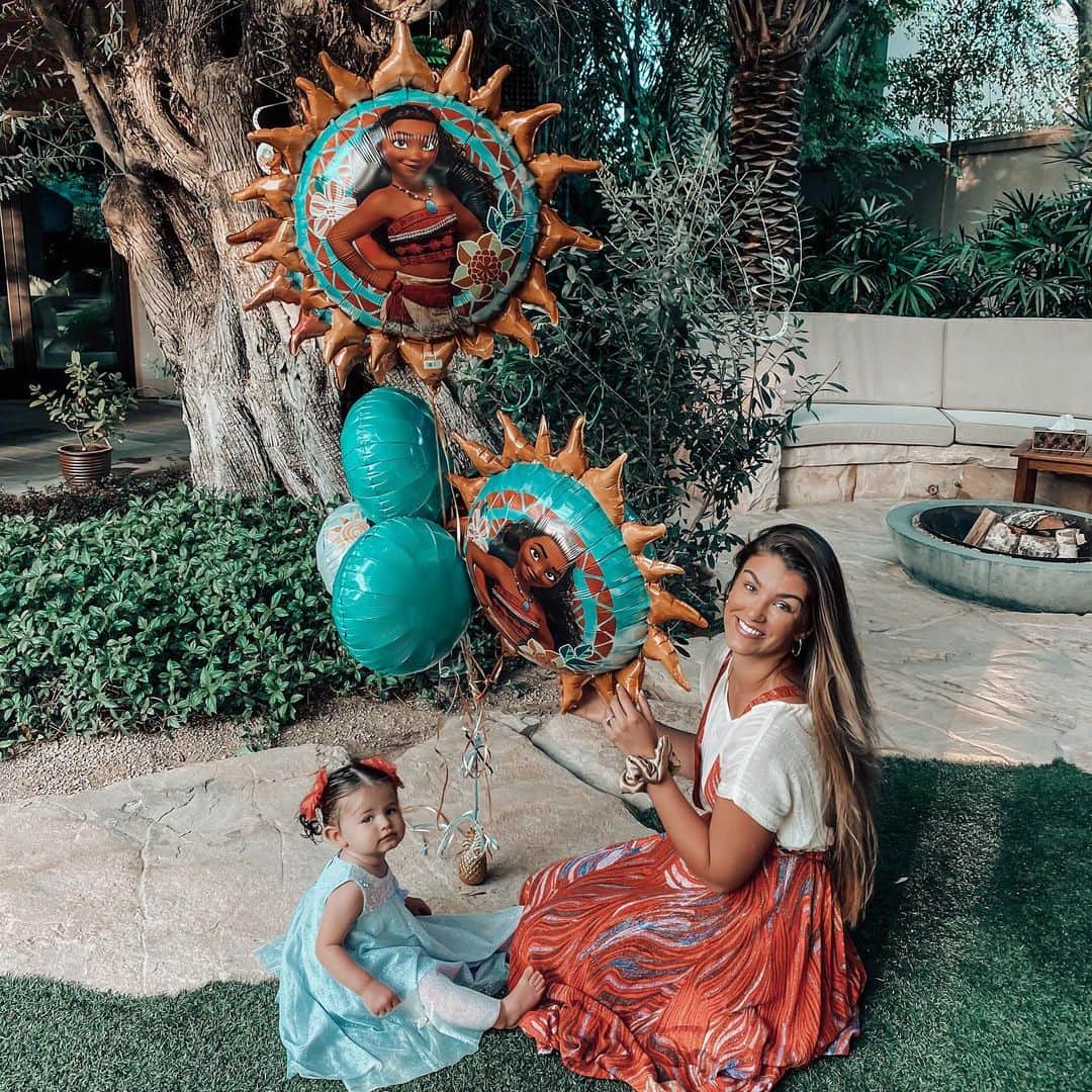 エイミー・ウィラートンのインスタグラム：「Oh Demz how on Earth are you One?! The days are long but jeeez the years are short. I have loved everyday with you in it my little ⭐️ #onetoday🎈 thank you so much for all your lovely messages 🥰」
