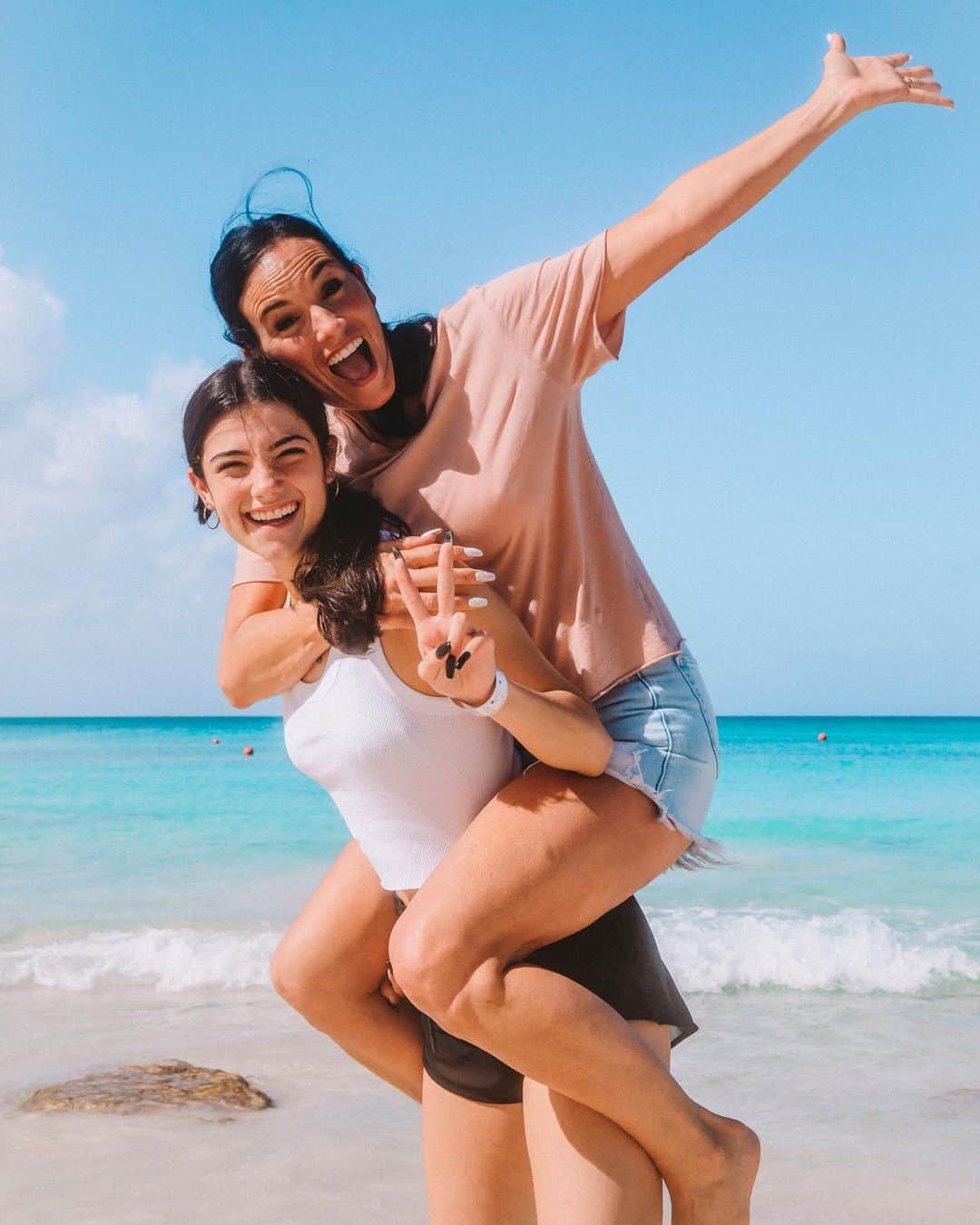 のインスタグラム：「/ HAPPY BIRTHDAY @heididamelio 🎉 •have the best day ever, thank you for being an amazing friend! 🥳」