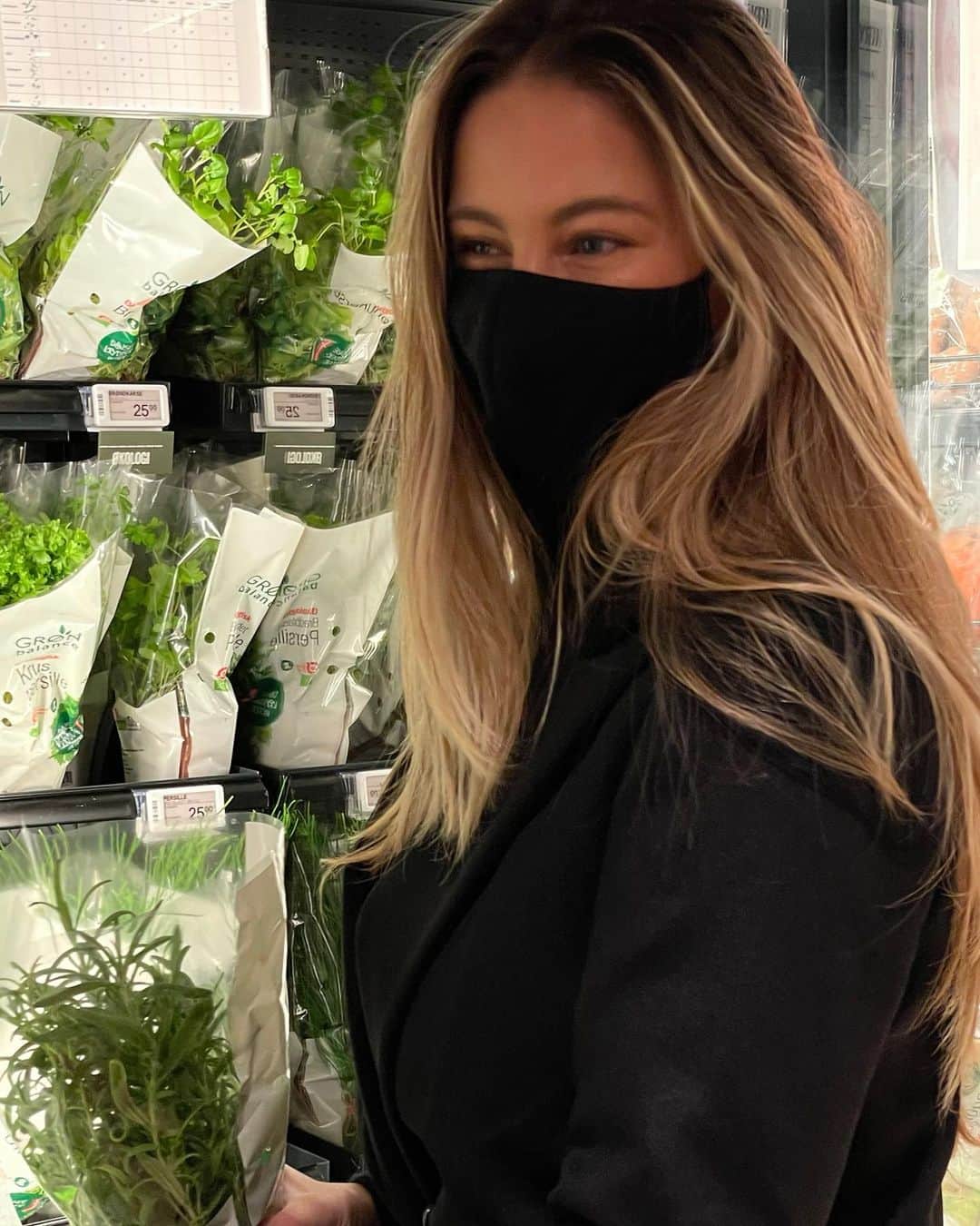 Mathilde Goehlerのインスタグラム：「Getting greens for dinner with @sophiegoehler 💚」