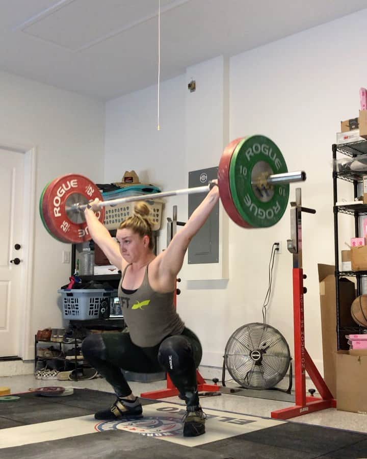 のインスタグラム：「Training while sick, something I get a million and a half questions about. My general rule of thumb is: if body says yes, train. If body says no, don’t train. If body says ehhhhhhh I’m not sure, you can plan to train, but also plan to alter training significantly & err on the side of caution/lighter/less intense work.   Truly, unless you’re a professional athlete or training for something that is coming up very soon, taking extra time off to let yourself get better is probably the BEST answer. Go for walks, slow bike rides, stretch, do gentle things just to move a little as you start to feel less like death, but no reason to force yourself into vigorous workouts. The faster you get better, the faster you can return to regular training & you won’t lose any “gains” taking a couple days off to get back to normal.   If you ARE an athlete, weigh your options. Do you feel like absolute dog shit & you’d have to drag yourself through a mediocre session? Take a day or two. Are you just eh and maybe you can get through your workouts as prescribed, just no extra or bonus work? Try it out, but be open to altering if you need to.  Isolating till I get my Covid results back (& obviously continuing to isolate if they are positive) & just doing what I can. Body says go for it today, so heading into both my sessions with the intention of completing them as written. Workin set by set, rep by rep.   @roguefitness @xendurance」