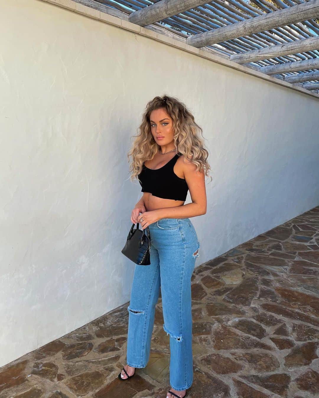 ファニー・リックマンのインスタグラム：「Paid post with @boohoo // Jeans & heels, name a better duo I’ll wait ⏳」