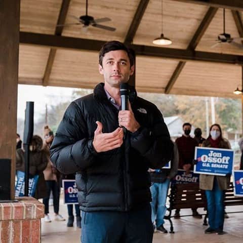 Vogueさんのインスタグラム写真 - (VogueInstagram)「Georgia senatorial candidate @jonossoff, along with fellow Democratic challenger @raphaelwarnock, will vie to win control of the Senate in Tuesday’s much-anticipated runoff elections. The balance of Congress’s upper house is at stake. So, in turn, is the efficacy of the impending Biden presidency.  However, as conversations continue to swirl around the candidates, one theme seems to be emerging: the considerable Internet thirst for Ossoff, a 33-year-old former documentarian and investigative journalist who, let’s be honest, bears a resemblance to a grown-up Timothée Chalamet.   Tap the link in our bio to read more about the Internet's latest crush.」1月5日 4時15分 - voguemagazine