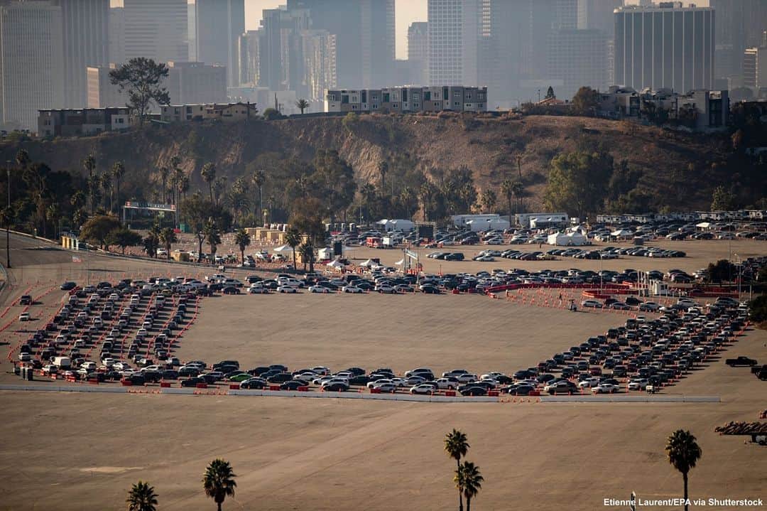 ABC Newsさんのインスタグラム写真 - (ABC NewsInstagram)「Thousands wait in their cars to get tested for COVID19 at Dodger Stadium's drive-thru test site—the biggest in the U.S. #dodgerstadium #covidtesting #covidtest #coronavirus #pandemic #losangeles⁠ ⁠ Read the latest on the pandemic at LINK IN BIO.」1月5日 4時23分 - abcnews
