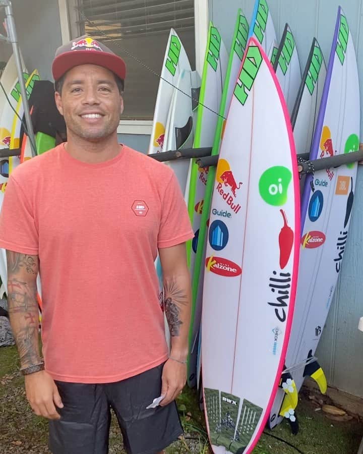 アドリアーノ・デ・ソウザのインスタグラム：「É fato que a gente vive a era do compartilhamento e certamente o surf vai evoluir muito nesse sentido 🙌 e é com esse pensamento no futuro que tenho o prazer de anunciar a Dropar Surf Club como minha nova parceira! Dá o play no vídeo e confere tudo sobre essa plataforma de locação dos melhores modelos e marcas de pranchas de surf 🤙 🤗 Sigam 👉 @droparsurfclub Acesse: www.dropar.com.br #DroparSurfClub #pranchacompartilhada」