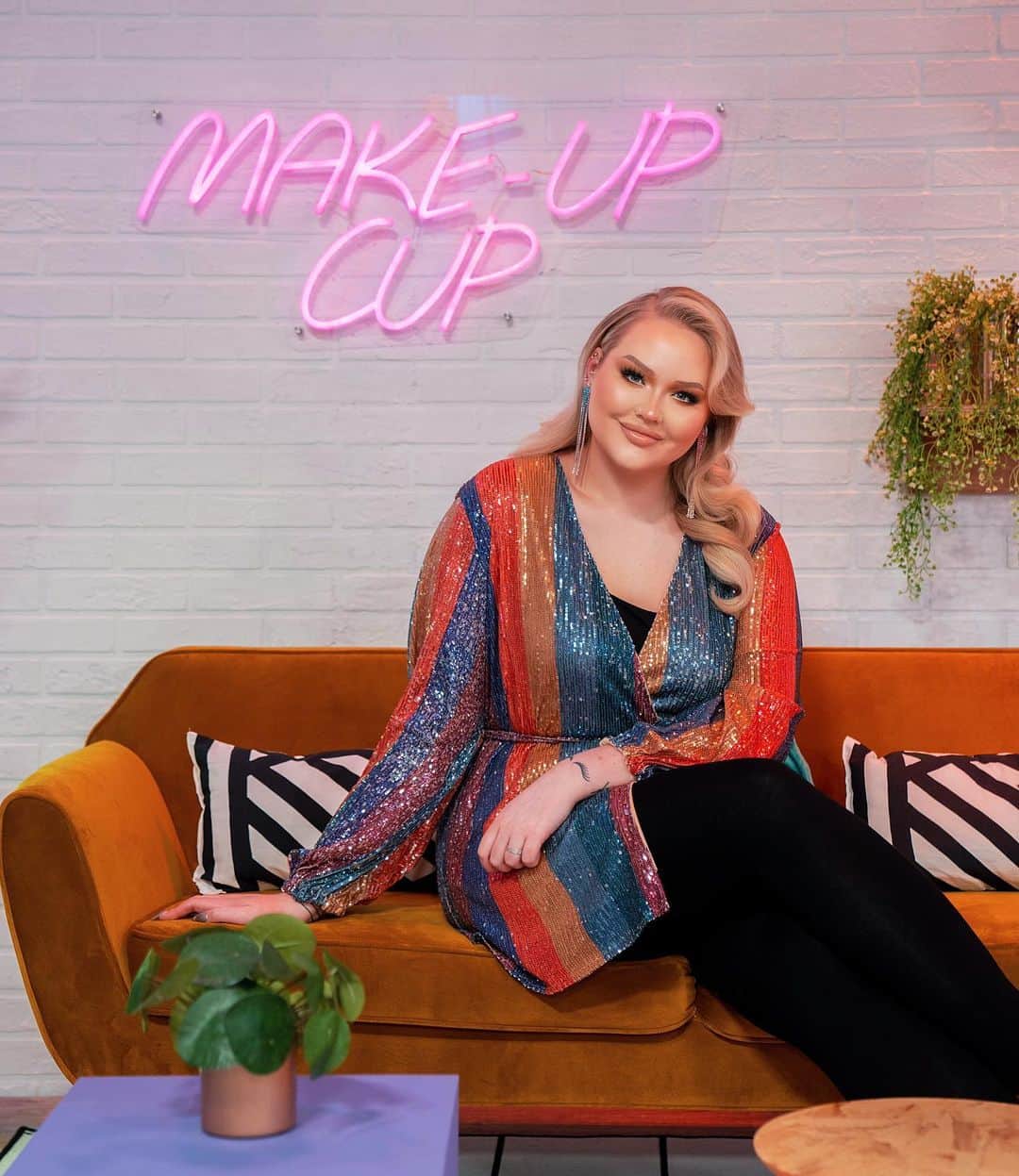 NikkieTutorialsさんのインスタグラム写真 - (NikkieTutorialsInstagram)「this SATURDAY magic is happening on Dutch television! 🙊 I’m the host of MAKE-UP CUP! A makeup competition show where I’m looking for the next young star in makeup. And when I tell you these contestants are TALENTED 🥵 tune in every SATURDAY 18:30 on @npozapp ✨」1月5日 4時35分 - nikkietutorials