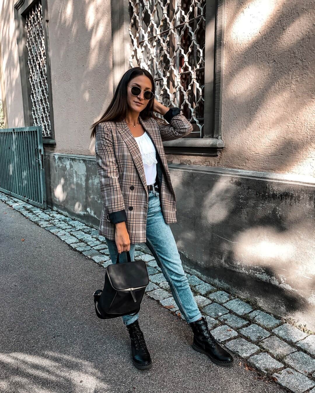 Kapten & Sonさんのインスタグラム写真 - (Kapten & SonInstagram)「'On to a fresh start and new beginnings.' 💙 @ginatonia_ wears our backpack Lohja "All Black" and our sunglasses London Gold Green in combination to her streetstyle outfit. 🌟#bekapten #kaptenandson⁠ .⁠ .⁠ .⁠ #backpack #sunglasses #outfitdetails #ootd #inspiration #style #fashion #fashionlover #explore #details #casual #look #city #streetstyle」1月5日 4時30分 - kaptenandson