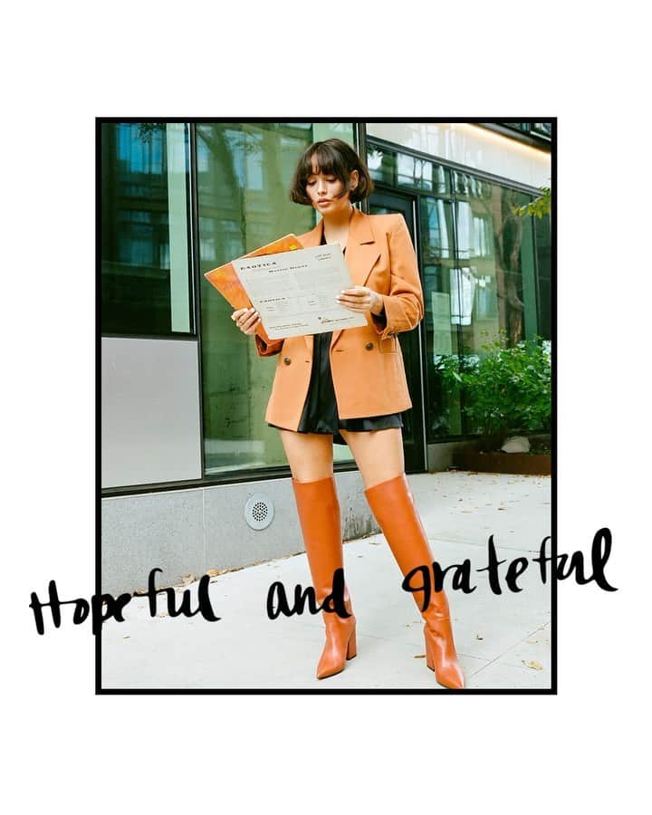 のインスタグラム：「New year, new outlook, new shoes. Introducing The 2021 Edit, a range of styles curated to inspire you to step boldly and confidently into the new year. Brought to life by style influencers, including @taylorlashae, who shares that her 2021 vibe is "hopeful and grateful." #WILLA #2021Edit #SWStyle #StuartWeitzman」