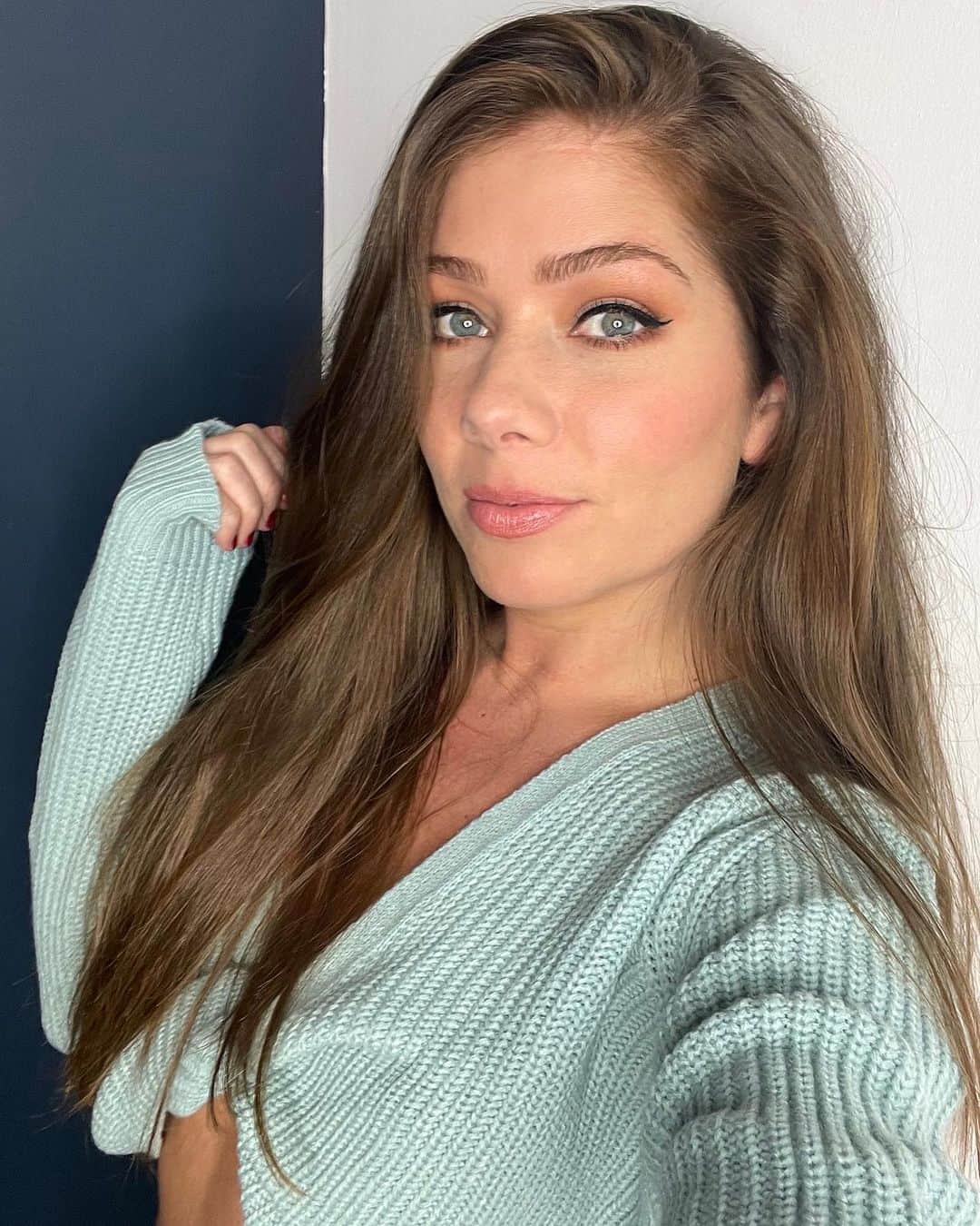ニッキー・サンダーソンのインスタグラム：「Matchy Matchy 💚  #greeneyes #greenjumper #jumper #eyes #croppedjumper #comfy #matching #selfie #pose #wingedeyeliner #green」