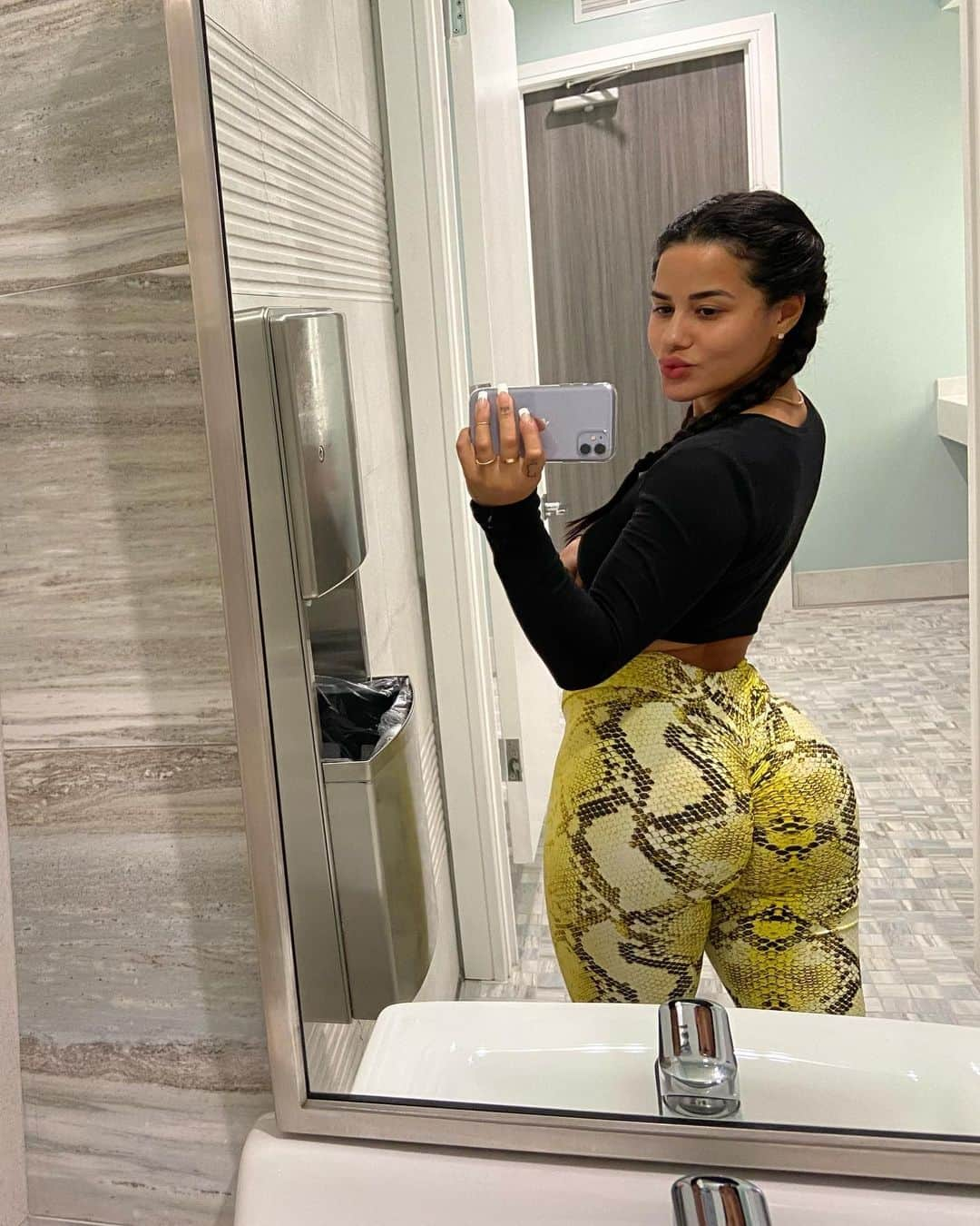 Katya Elise Henryさんのインスタグラム写真 - (Katya Elise HenryInstagram)「Empowered women, empower women. Now that’s some queen shhhh ❤️ - WBK girls are coming in HOT 🔥 on this 8 week THICC challenge! You don’t wanna miss this! Link in bio 🍑@workouts_by_katya」1月5日 4時45分 - katyaelisehenry