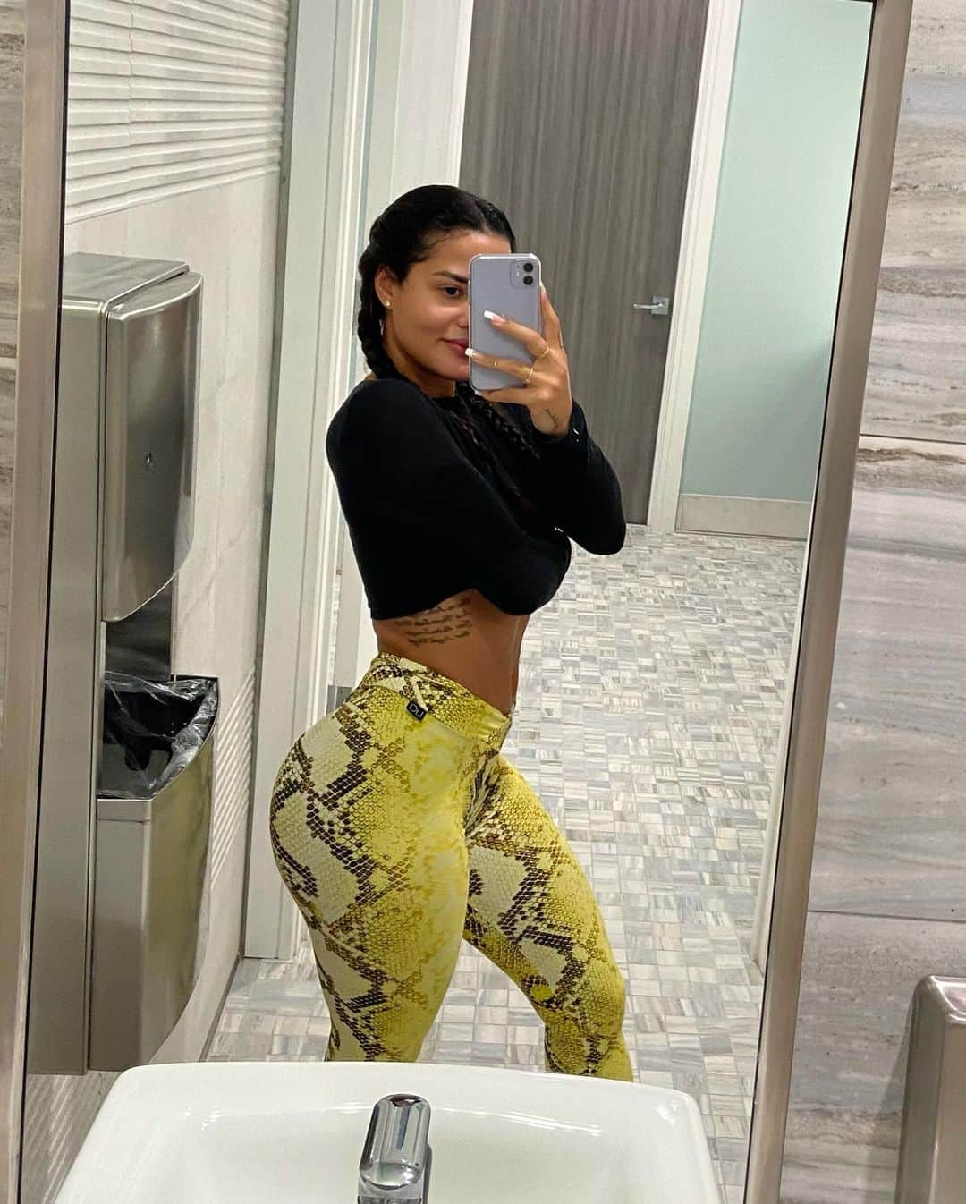 Katya Elise Henryさんのインスタグラム写真 - (Katya Elise HenryInstagram)「Empowered women, empower women. Now that’s some queen shhhh ❤️ - WBK girls are coming in HOT 🔥 on this 8 week THICC challenge! You don’t wanna miss this! Link in bio 🍑@workouts_by_katya」1月5日 4時45分 - katyaelisehenry