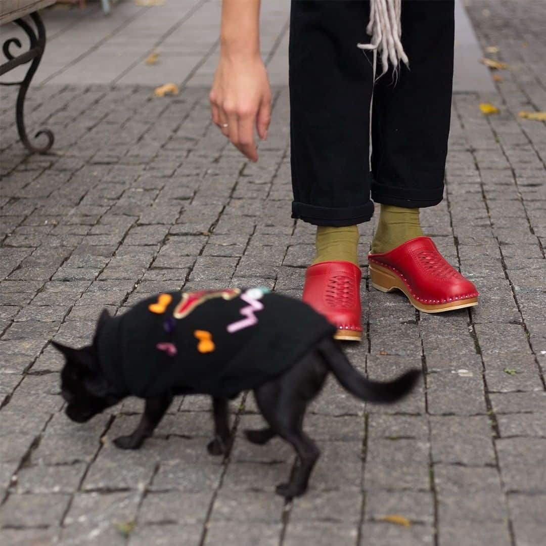 トロエントープさんのインスタグラム写真 - (トロエントープInstagram)「Mimi’s favorite winter outfit matches perfectly with a pair of red Wright clogs.  . . . . . #troentorp #nailedtolast #troentorpclogs #handmadeshoes #comfyclogs #swedishdesign #träskor #clogs #woodenclogs #swedish #swedishclogs」1月5日 4時48分 - troentorpclogs