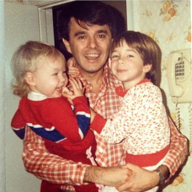 サイモンとマルティナのインスタグラム：「It was January 4th 2019 that we said our final goodbyes to you, dad. As time passes, it slowly helps to dull the very raw pain of grief, but the wonderful stories and memories of you have never gotten dull. In fact, they’ve only gotten brighter in your passing as family and friends open up to share their memories of you. Your physical form is gone, but your positive impact means you are truly living on in the warm memories and happy moments you’ve brought to others around you 🤍」
