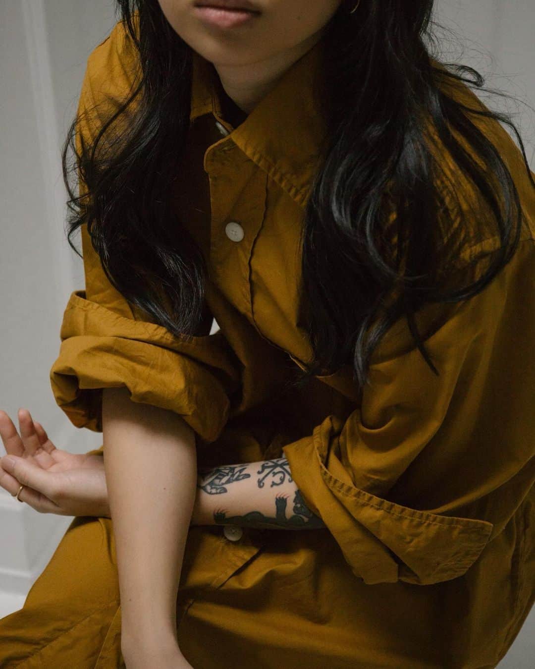 スティーブンアランのインスタグラム：「Make work from home Monday a little easier with the Couch Dress. Feel put together while being oh-so comfortable. Made in NYC. #stevenalan」