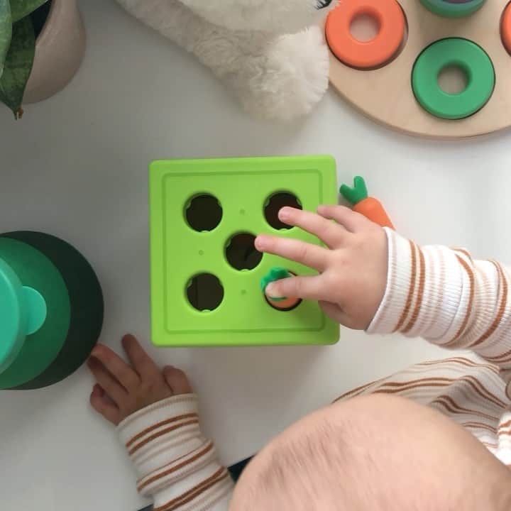 のインスタグラム：「Watching my baby learn new motor skills makes my heart smile. 🥰 Today we planted carrots using the @lovevery “posting” carrot box. This tool encourages fine motor skills and visual spatial practices - as well as some pretend play! @lovevery has made this whole new “mom thing” a lot more easier for me to connect and play with my girl! While feeling confident she is hitting every milestone. 💕」