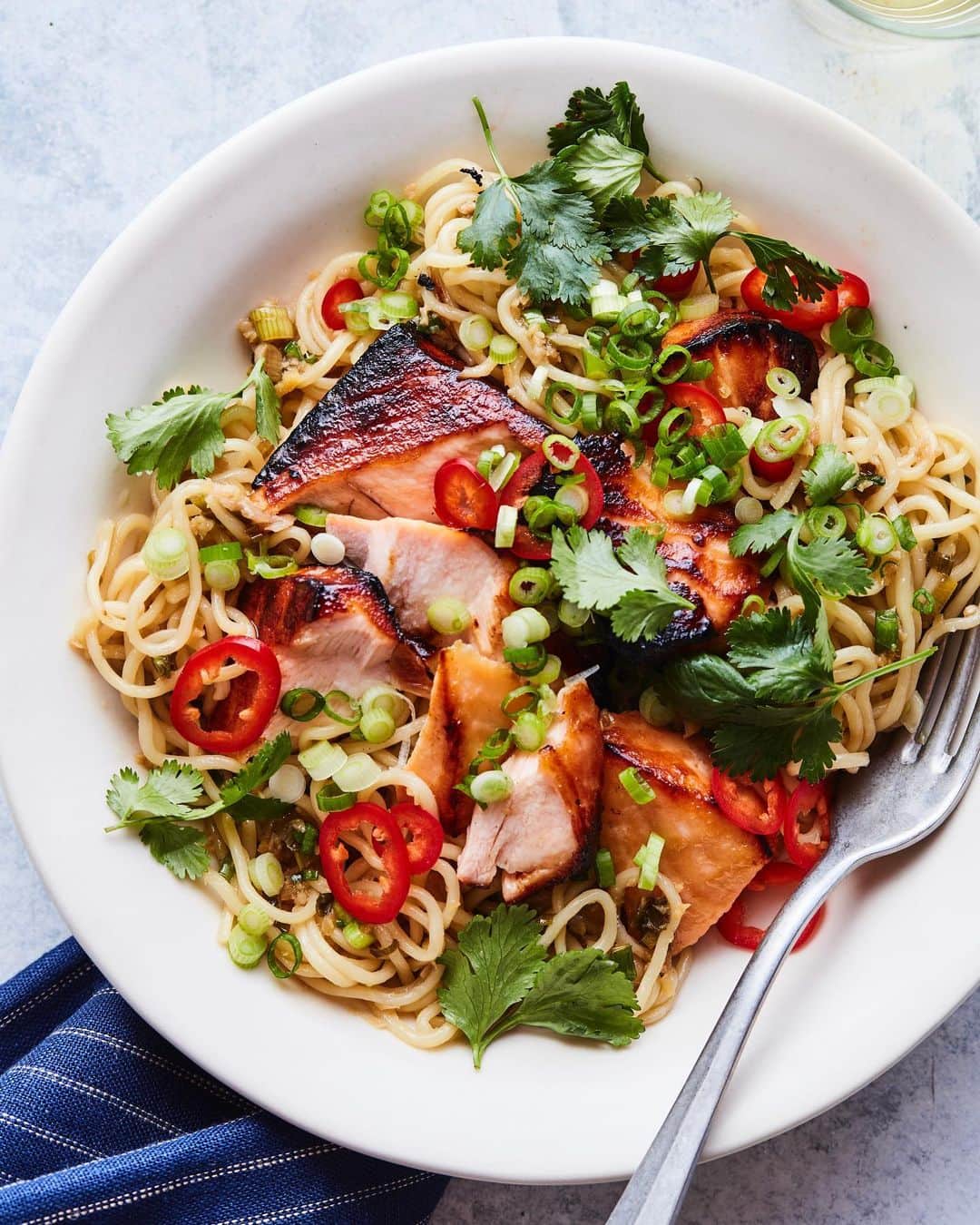 Gaby Dalkinのインスタグラム：「21 healthy-ish recipes to kick off 2021 are up on the blog and lemme just tell you.... they are 🔥🔥🔥 you’re basically never gonna be bored of food ever again!! Get the recipe for this miso salmon and ginger noodles +20 other recipes on the blog https://whatsgabycooking.com/21-healthy-recipes-to-kick-start-2021/」