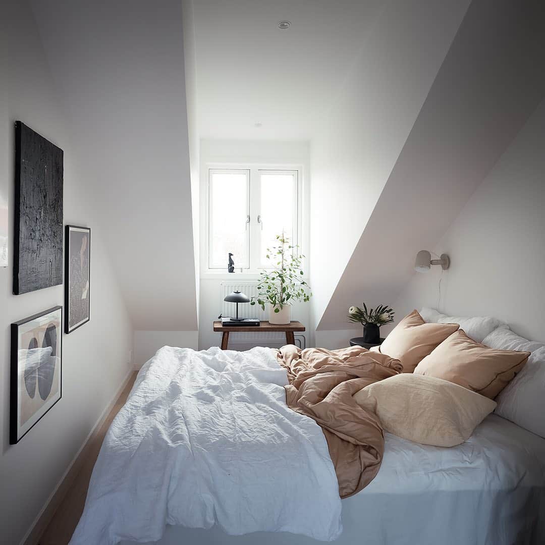 Bjurforsのインスタグラム：「Årets första bild - ljuvlig inspiration från Wrangelsgatan 4D 💭. Styling: @josefssonljung Foto: @fotografalencordic . . . . #bjurfors_goteborg #mäklarefridajakobsson  #interior #inredning #homestyling #homeinspo #interiorinspo #bedroom #sovrum  #interiorinspiration #inredningsinspiration #interiör #bedroominspo #hemnet #boneo_bostad」