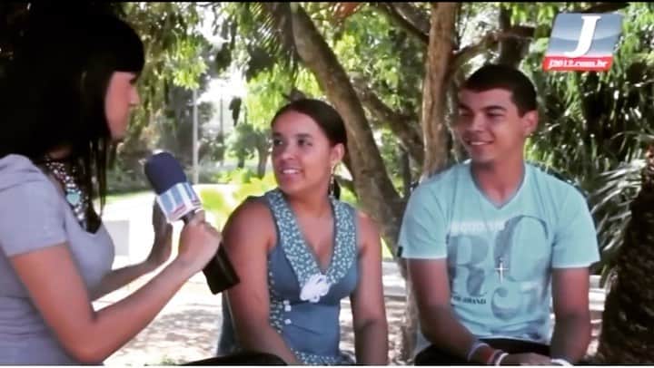 Gabriela Salesのインスタグラム：「Povo voltou a viralizar esse vídeo no Twitter kkk. Sim gent, sou eu entrevistando Jeanne do Brega, na época em que era repórter. Tem mais aí arrastando pro lado. Vcs sabiam que era eu? Kkk」