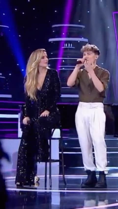 エドゥルネのインスタグラム：「¿Cómo estáis llevando el 2021? Aquí os dejo la actuación en directo de “Prefiero olvidarte” (feat @mantraes) en la gala de TVE. Es una canción muy especial. Espero que os gustara nuestra versión en directo.  💗💗💗」