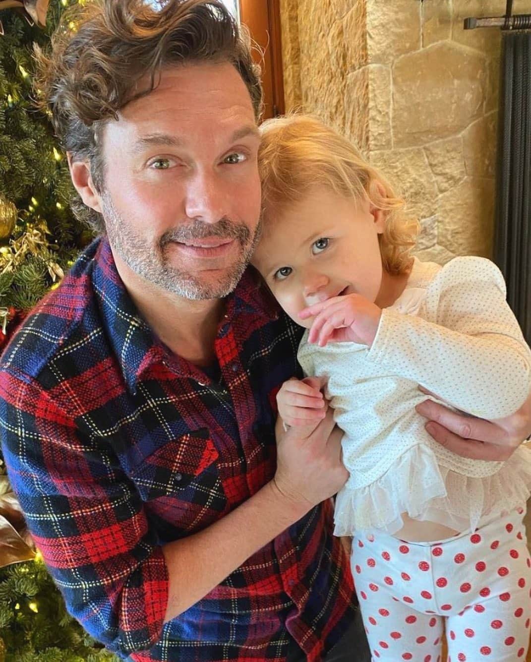 ライアン・シークレストのインスタグラム：「Photo dump from holiday break. Here’s to a better year!」