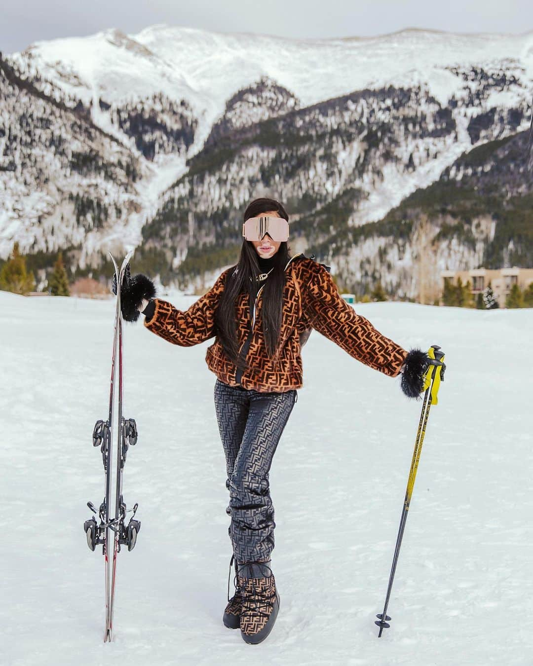 ウィニー・ハーロウさんのインスタグラム写真 - (ウィニー・ハーロウInstagram)「Oh nothing just Chillin in a real life Bob Ross painting 🏔⛷」1月5日 5時24分 - winnieharlow