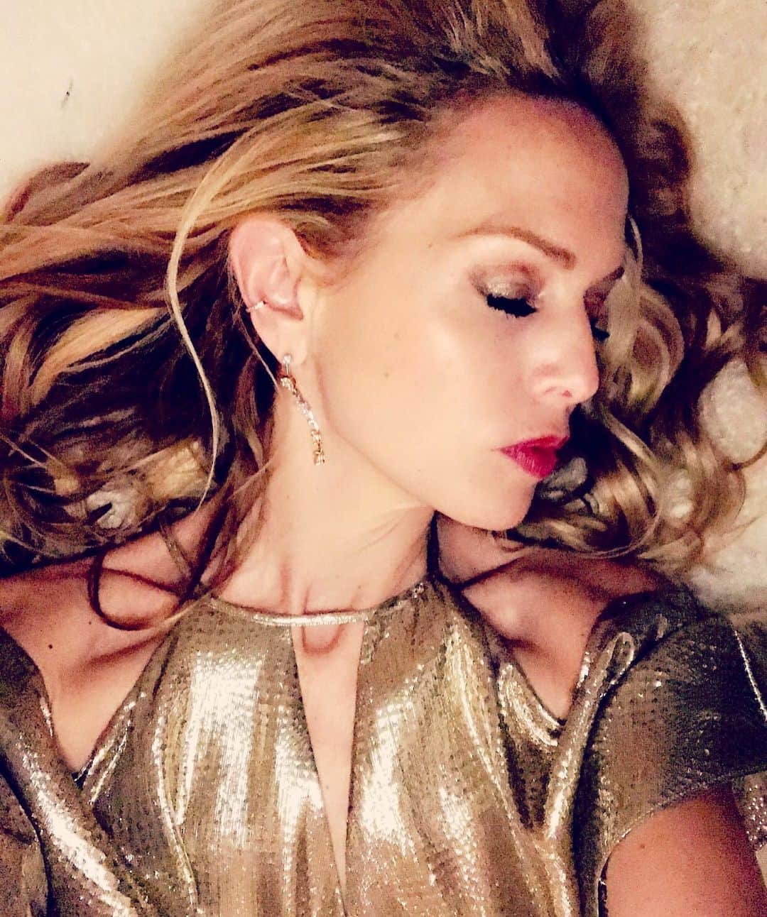 レイチェル・ゾーのインスタグラム：「Dreaming to stay in bed in my #goldlamé ✨ just a little longer please? #mondaymood #2021」