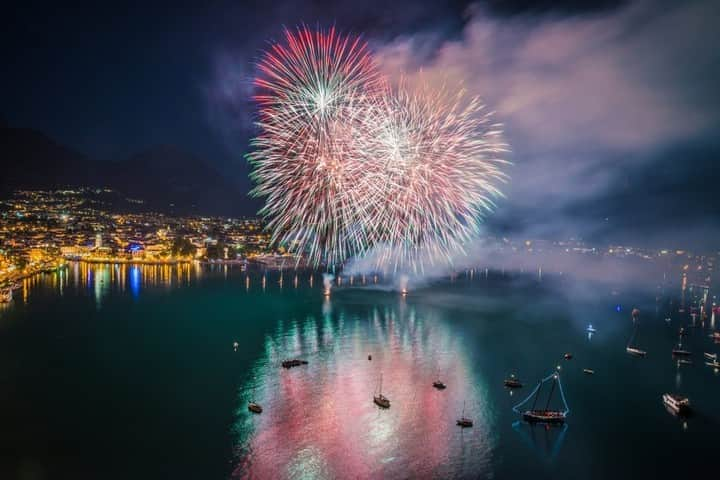 イタリア政府観光局 東京支局のインスタグラム：「ガルダ湖の新年✨  #GardaTrentino #湖 #garda #ガルダ湖 #ilikeitaly #loveイタリア @italiait #italy #イタリア  Special thanks for 😘📸 from TW @gardatrentino  @mattiabonavida」