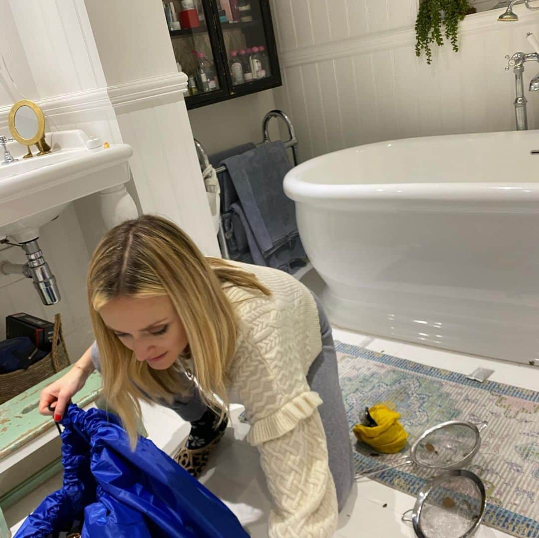 ファーン・コットンのインスタグラム：「Bloody hell. Here we go again. So much love to you all tonight. Heavy times. I hope I can be of some use over the next few weeks as I know so many people will struggle. Ill do some more insta lives with brilliant people and get the podcast series out soon for a wee bit of connection. To cheer you up here are some photos of me AT last cleaning the cat-pissed-on-Lego in the bath with a sieve and my massive roots whilst Rex read a body encyclopaedia to me and Honey papped me. Rock n roll. Let’s keep talking gang. Love and good vibes to you all 🙏🏼」