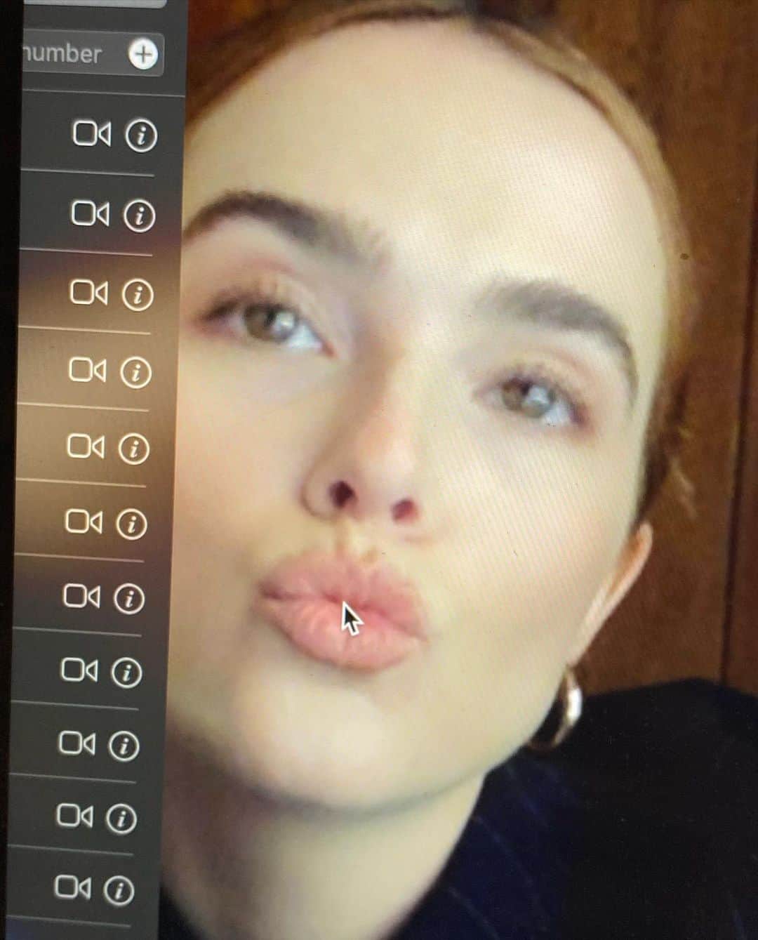 ゾーイ・ドゥイッチのインスタグラム：「when it’s 2021 but you still live inside of the computer 💻🤖🔩🕳」