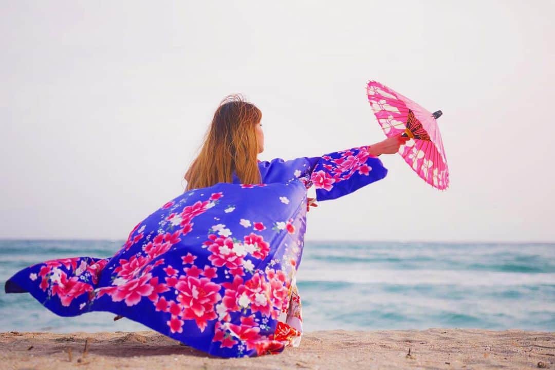Dance MANAのインスタグラム：「日記>> 久々の長文😂  今から書く事に、賛否両論があると思います。でも、今は言いたいです。なので書きます🥺  もちろん、政府も色んな考えがあっての事だとは思いますが、世間一般的に、プライオリティの必要順の薄いとされるエンタメなどの、いわゆる....世間からしたらマイノリティ業種。  そして、今、まず制限をつけられてしまう飲食店。  ごく一部の業種へのダメージが激しいな🥺🌀って....😳😟😔😣  それぞれの業種によってくだされる、条件、制限のある営業スタイル、生活スタイルなど。  しょうがない！と、私は理解はしています。でも。  でも。 その先は、言いたい事も何も言えなくなってしまうけど、、そして、なんだか言えない立場の業種にされてしまう状況。  すごく悲しい😔これもまた「しょうがない」のですが。  私は奇跡的に今のところ大丈夫ですが、周りの仲間たち....飲食店、制作会社を経営している友達の意見を聞いていると、ほんとに悲しくて辛くなる。  ごく一部の業種に制限をしようとしていながら、オリンピックは開催予定の現在の状況。  どうしても理解が難しいです。判断が難しくて、新しいアイディアやアイデンティティが発揮できない。  でも、 基本的にバカみたいにポジティブ人間なので、今の状況下の中で「できること！できるもの！」とか。  色んなポジティブを考えていくことにします🌈この状況下の中でのエンタメ制作。私はエンタメをやめない！これしかないし、する気もないので、これだけを頑張りたいです^_^  photoshoot by @cutie_style_bg   #dancer #choreographer #entertainment #tokyo #japan #kimono」