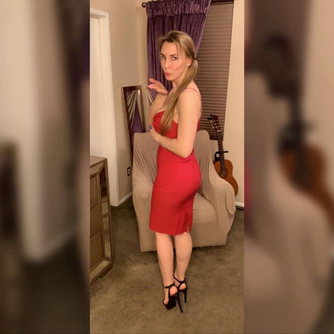 ターニャ・テイトのインスタグラム：「Who do you want to blow a kiss to ?💋 ⠀ ⠀ ⠀」