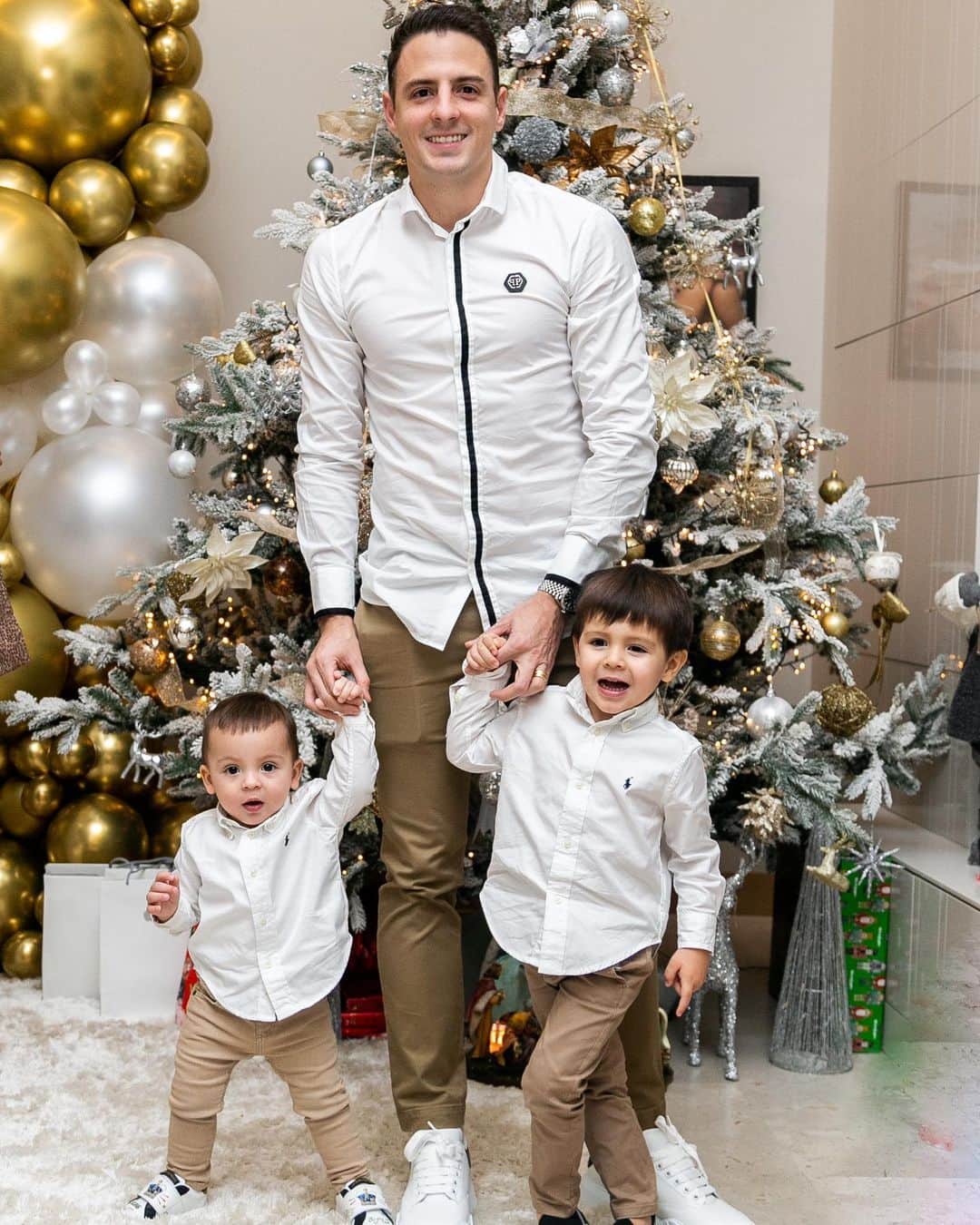 サンティアゴ・アリアスのインスタグラム：「👱‍♂️👦👶 =❤️♾ @thiagoylucca」