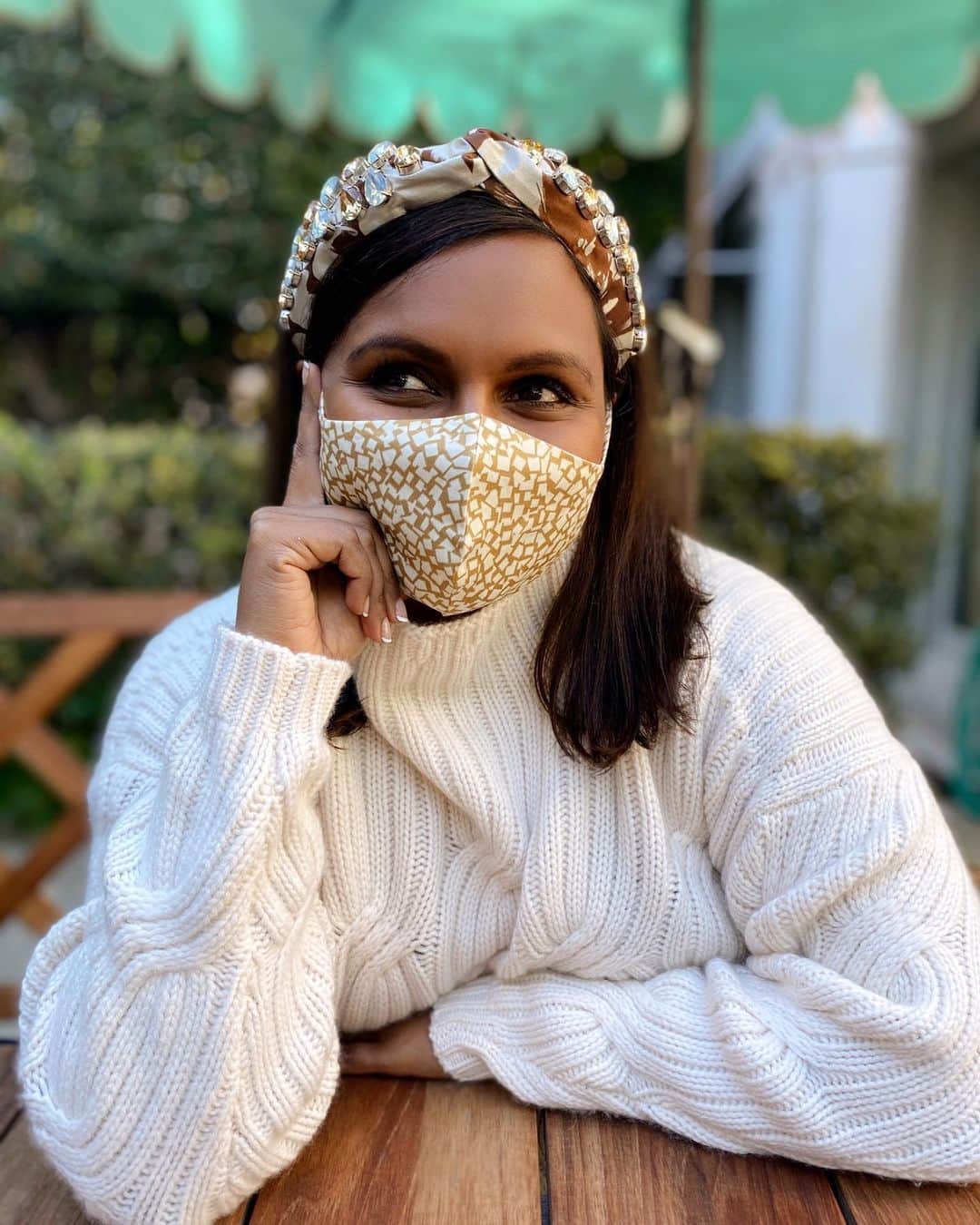 ミンディ・カリングのインスタグラム：「Anyone else now match their ensemble to their mask instead of the other way around? Just me?」