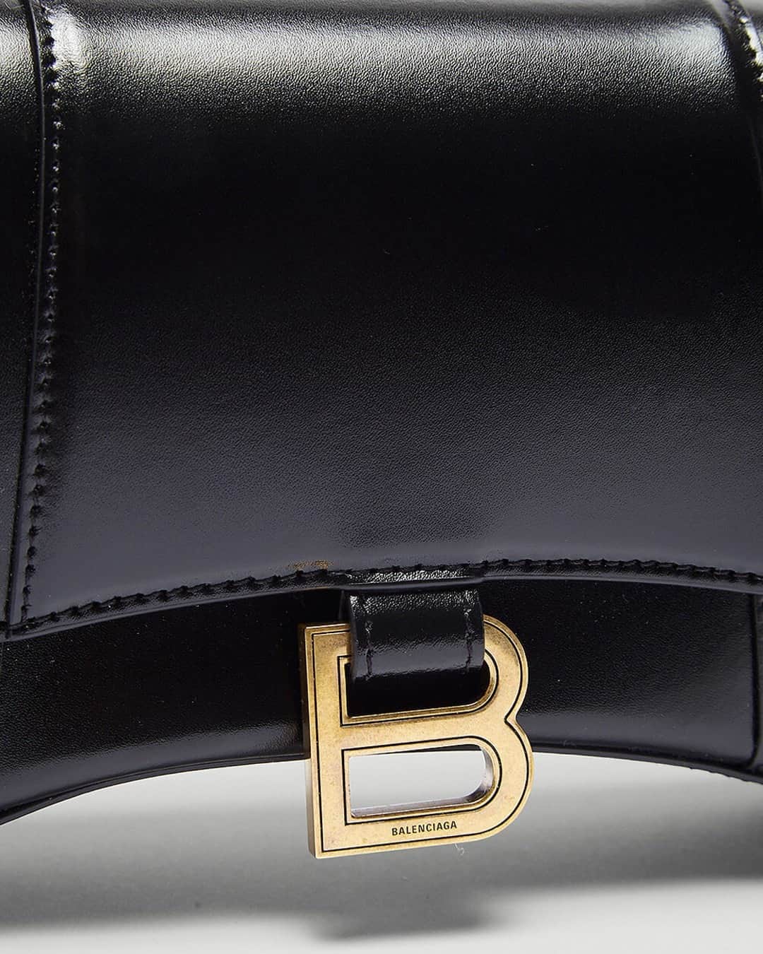 エルエヌシーシーのインスタグラム：「Introducing Balenciaga’s appropriately named Hourglass Chain Bag, featuring a distinctive curvilinear base and hanging B charm. Shop Balenciaga’s new season accessories online now. @balenciaga」