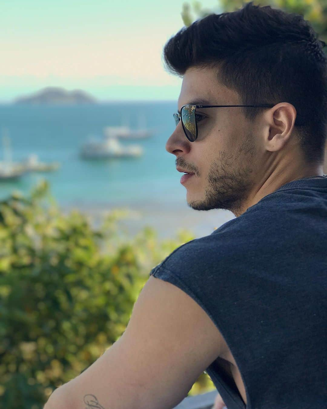 Arthur Aguiarのインスタグラム：「Já parou para pensar ou prestar atenção nas coisas que você sente?  Há alguns meses que venho fazendo isso, focando a minha energia em entender meus sentimentos e emoções.  E eu posso te garantir que é muito bom conseguir ter consciência do que sentimos, como sentimos e principalmente porque sentimos.   Lógico que é um processo, mas hoje eu já consigo ter muito mais clareza dos meus sentimentos e principalmente entender a melhor forma de lidar com eles.  Ao longo destes meses eu aprendi que quem consegue compreender, interpretar e prestar atenção nos seus sentimentos tem muito mais facilidade em equilibrar suas emoções, consegue coordenar seus pensamentos de maneira assertiva, o que acaba impactando positivamente na nossa comunicação com o outro.   Você deve estar se perguntando o porquê de eu estar falando tudo isso, né? Bom, é simples! Tudo isso é pra poder compartilhar com você um grande ensinamento que acabei adquirindo na minha jornada de aprendizado e autoconhecimento que é: “Só vamos conseguir nos comunicar melhor com o outro se conseguirmos nos comunicar com a gente mesmo.”  Eu sei que isso não é fácil, mas se eu consegui aprender, você também consegue. ACREDITE!!! Você é capaz!!  Agora me diz uma coisa: como tá a sua comunicação com você mesmo? Consegue descrever o que você sente?  #ArthurAguiar #AprocuraD #Transformacao #Liberdade #Autoconhecimento #Arthur #Reconstrucao」