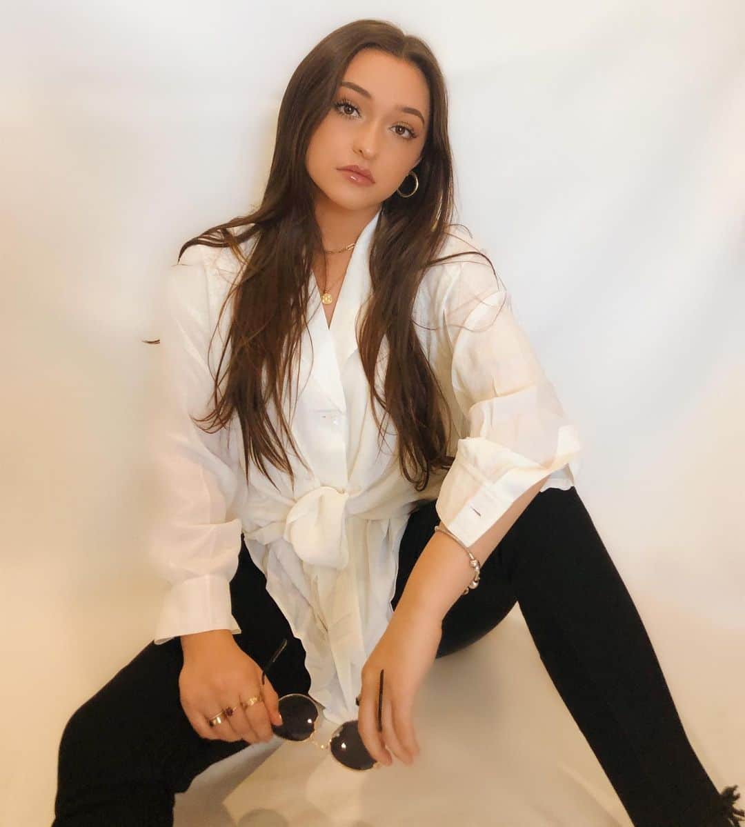 テイラー・グラブスのインスタグラム：「feeling like a whole business woman going into 2021✨  outfit: @Maxsmile_official code: VSRESU for 20% off #maxsmile #maxsmilefashion」