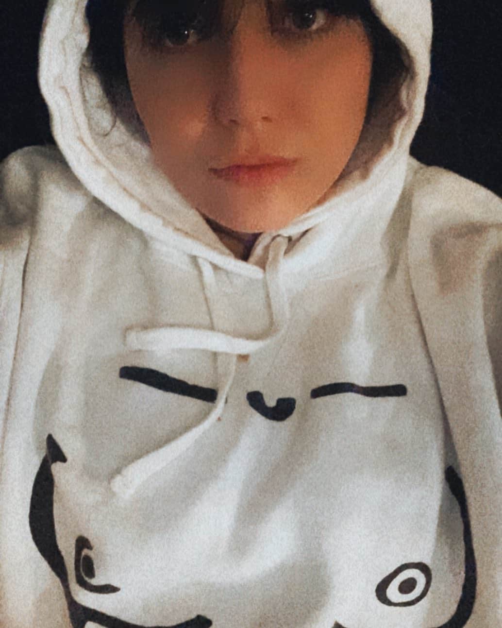 デイジー・ロウのインスタグラム：「I hope you’re all ok after the news... I’m trying to think of all the ways I can make the January blues easier this lockdown.... if anyone needs me, I’ll be on my couch wearing sportswear. sending you love and hugs  #staysafe ❤️❤️❤️」