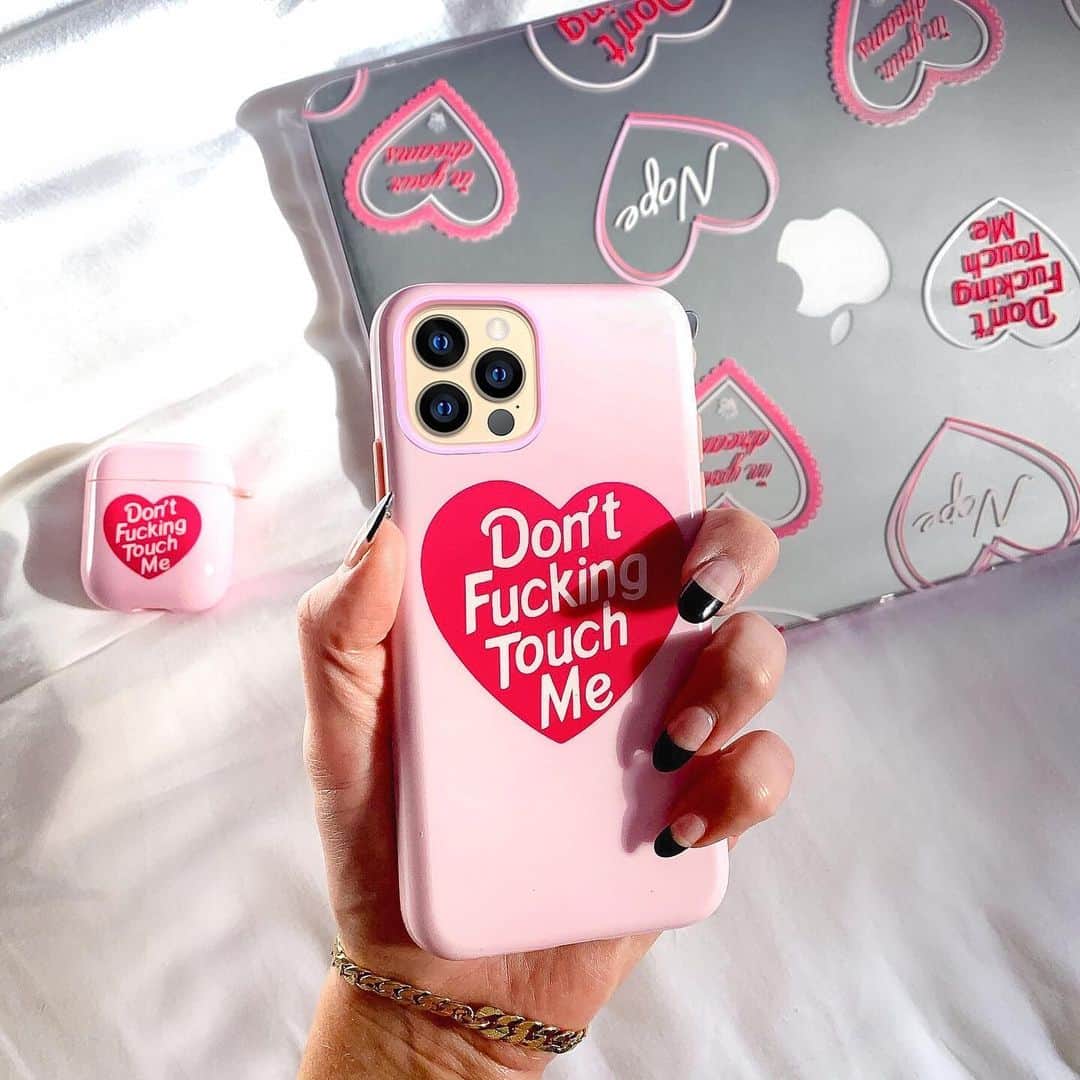 VELVETCAVIARさんのインスタグラム写真 - (VELVETCAVIARInstagram)「Say it louder with a matching set! 💖 Our Don’t Touch Me cases are perfect to have on hand in case you run into someone who has forgotten about Miss Rona 😷💕 #velvetcaviar」1月5日 6時06分 - velvetcaviar