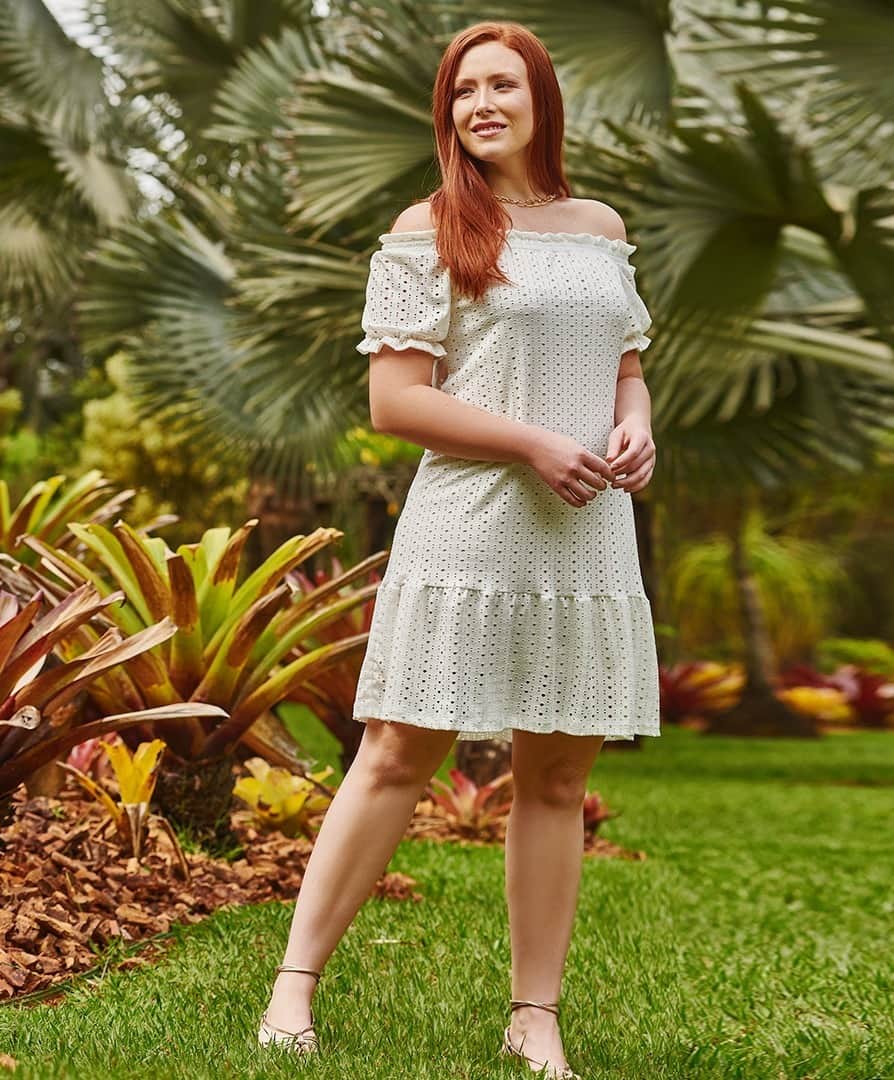 DECÊNCIAのインスタグラム：「A virada já passou, mas quem foi que disse que branco não pode ser usado o ano inteiro? O vestido ombro a ombro de laise de malha é a prova de erros e infalível para qualquer ocasião! #modaplussize #plussizeatacado #plussizeonline」