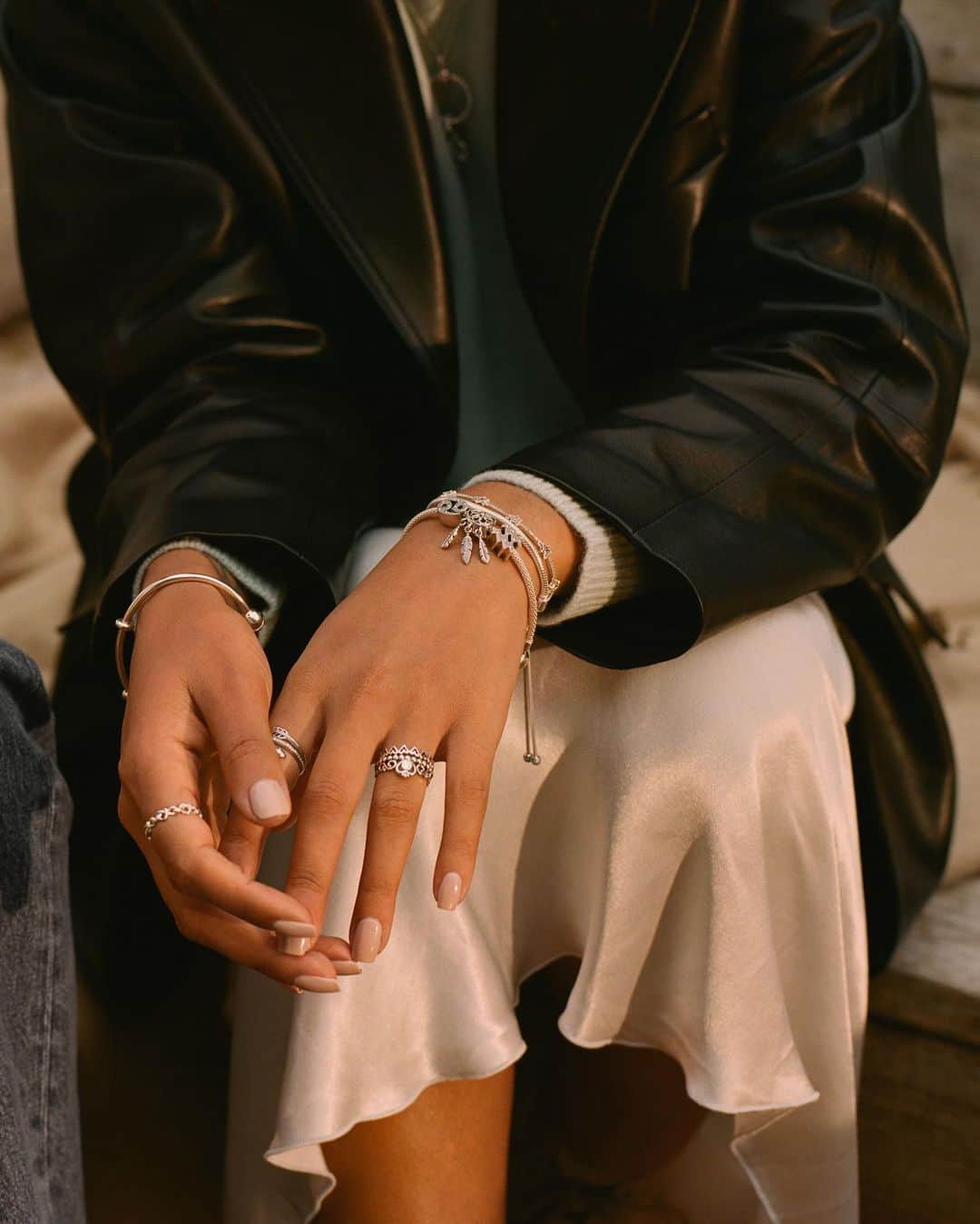 PANDORAさんのインスタグラム写真 - (PANDORAInstagram)「There’s something about silver. Kick off the new year with a cool, layered look, featuring stacked rings, loose bracelets and a dangling dreamcatcher charm.  #SomethingAboutYou#PandoraCharms#PandoraBracelet#Jewellery」1月5日 17時06分 - theofficialpandora