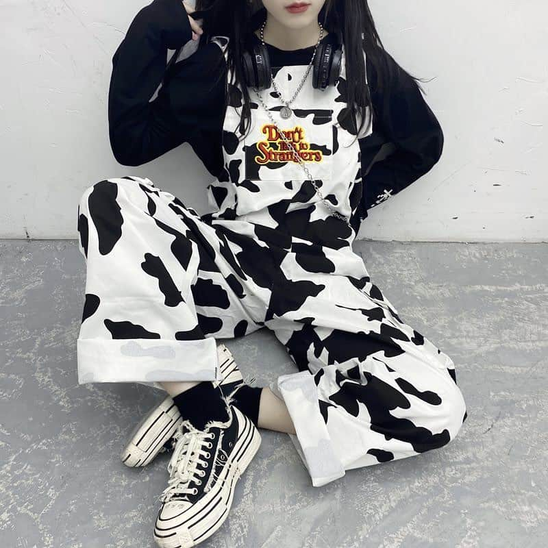 米田紗英さんのインスタグラム写真 - (米田紗英Instagram)「\カウ柄でトレンドをおさえよう🐮/﻿ ﻿ 今回はカウ柄アイテム特集をご紹介！﻿ 　﻿ ✅カウ柄アイテムがいまアツイ🖤 ネイルでも人気のカウ柄がファッションでもいま注目！ ﻿ みんなも挑戦してみてね💫﻿ ﻿ ﻿ ﻿ #ドリーピータウン #Dleepytown  #ストリート系女子 #ストリートコーデ #ストリートスタイル #韓国ファッション #服好きな人と繋がりたい #カジュアルファッション #カジュアルコーデ #おしゃれさんと繋がりたい #最旬トレンド #トレンド発信 #トレンド部  #スポーツミックス #ファッション　#今日のコーデ　#デートコーデ　#韓国コーデ　#トレンドコーデ　#学生コーデ　#プチプラコーデ　#プチプラ　#冬コーデ　#カウ柄　#ダルメシアン柄」1月5日 16時59分 - dleepytown_official