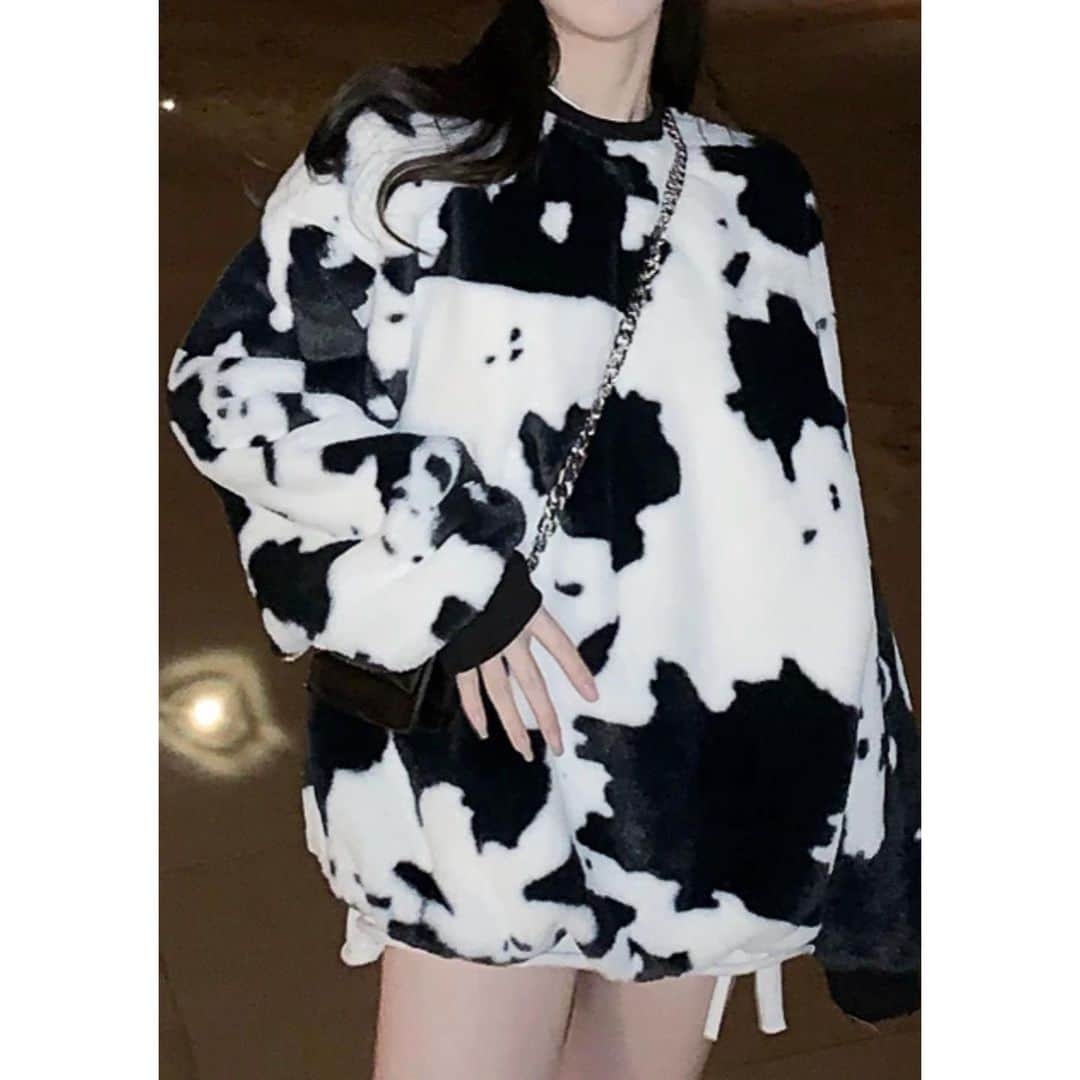 米田紗英さんのインスタグラム写真 - (米田紗英Instagram)「\カウ柄でトレンドをおさえよう🐮/﻿ ﻿ 今回はカウ柄アイテム特集をご紹介！﻿ 　﻿ ✅カウ柄アイテムがいまアツイ🖤 ネイルでも人気のカウ柄がファッションでもいま注目！ ﻿ みんなも挑戦してみてね💫﻿ ﻿ ﻿ ﻿ #ドリーピータウン #Dleepytown  #ストリート系女子 #ストリートコーデ #ストリートスタイル #韓国ファッション #服好きな人と繋がりたい #カジュアルファッション #カジュアルコーデ #おしゃれさんと繋がりたい #最旬トレンド #トレンド発信 #トレンド部  #スポーツミックス #ファッション　#今日のコーデ　#デートコーデ　#韓国コーデ　#トレンドコーデ　#学生コーデ　#プチプラコーデ　#プチプラ　#冬コーデ　#カウ柄　#ダルメシアン柄」1月5日 16時59分 - dleepytown_official