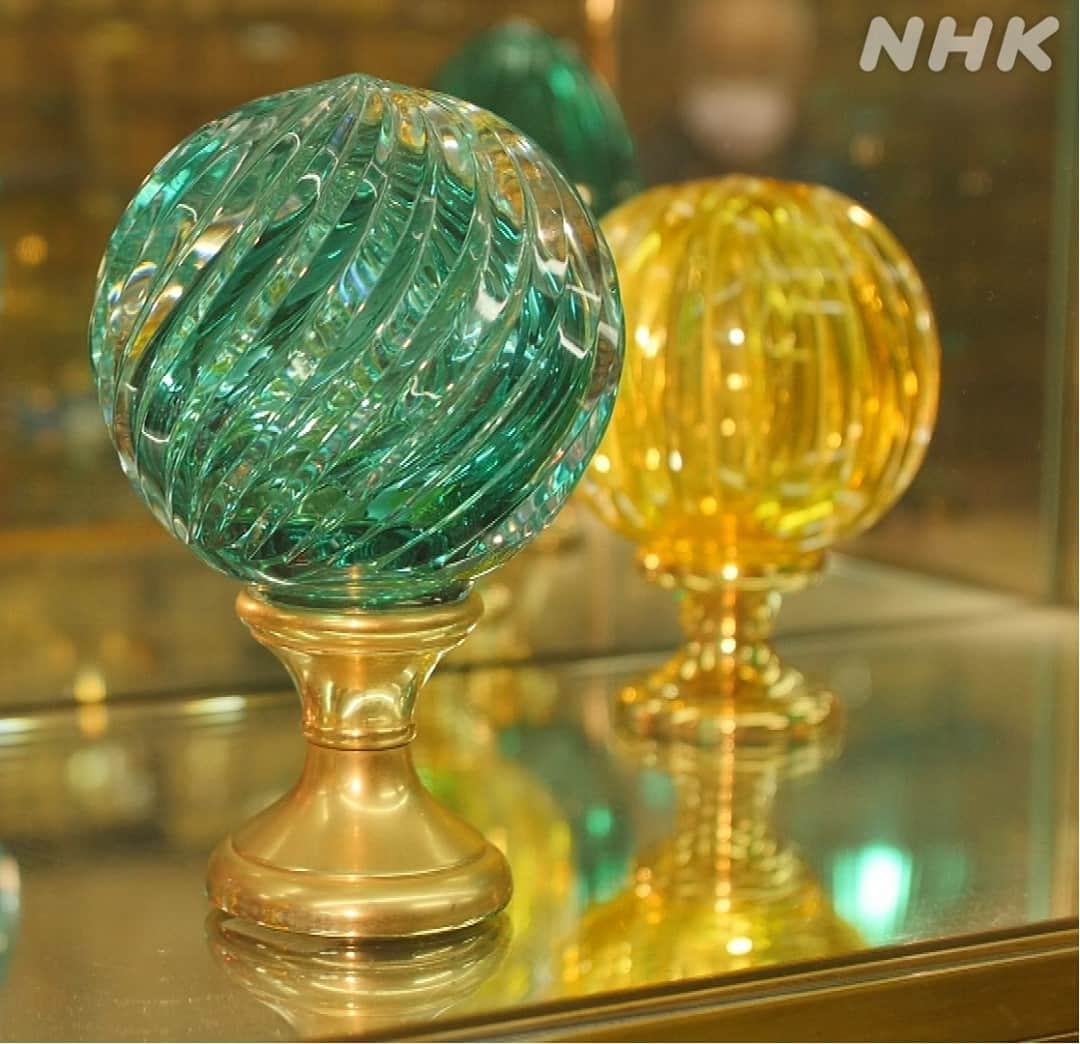 NHK「世界はほしいモノにあふれてる」さんのインスタグラム写真 - (NHK「世界はほしいモノにあふれてる」Instagram)「✨キラキラ球体  インテリアにいかが？✨   パリの金物屋さんで見つけた こちらインテリア アイテム。  フランスで数百年前から残る金型、 受け継がれるガラスの職人技によって 生み出されています。  ガラスの輝きが美しい💚これは何でしょう？　 ヒントは、家の中でアップダウンするところに 取り付ける・・・なんです。 実は、コレクターもいるアイテム🍀　  番組では、こちらを当てるクイズに、 JUJUさんが挑戦👀  正解は、７日２２時３０分のせかほしで！　  ちょっと置くだけで雰囲気が変わる すてきなアイテムも登場します⭐ どうぞ、お楽しみに ♪   #せかほし　  #世界はほしいモノにあふれてる  #鈴木亮平　#JUJU  #神尾晋一郎　 #nhk  #木曜　#22時30分　  #sekastagram  #France  #Paris  #Japan  #Japon  #伝統の技 #職人さんがいるから #素敵なモノが生まれてる  #セルフリノベーション #自分で簡単 #おうち時間　 #ちょっとした道具とコツで #やったら夢中に #なっちゃうかも」1月5日 17時00分 - nhk_sekahoshi